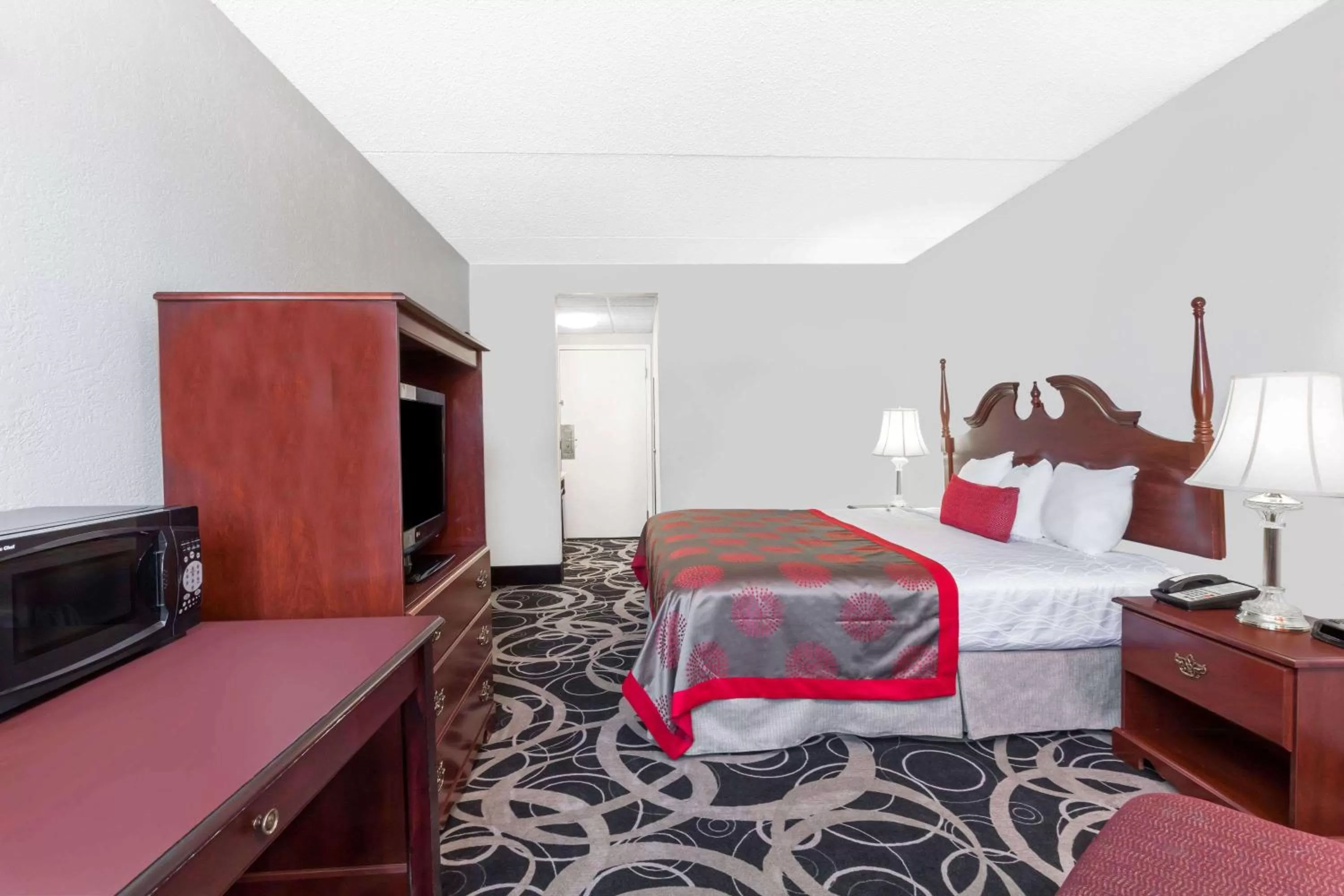 Photo of the whole room, Bed in Ramada by Wyndham Henderson/Evansville