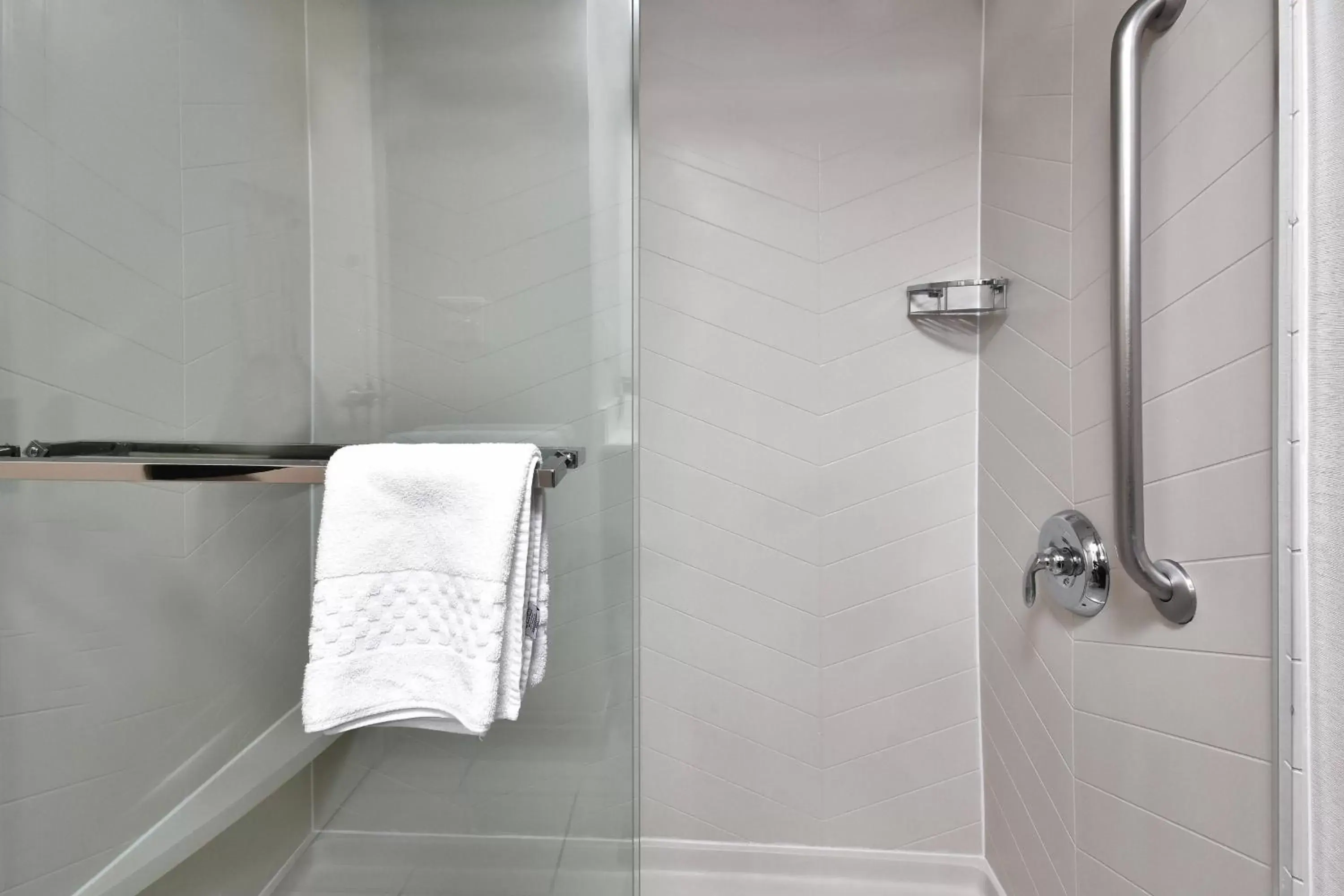 Bathroom in Fairfield Inn & Suites by Marriott Richmond Innsbrook