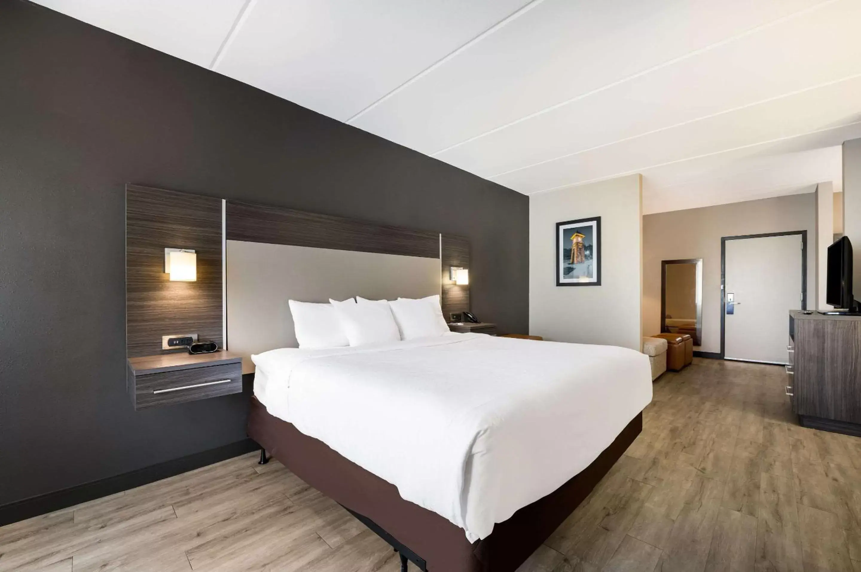 Bedroom, Bed in Comfort Suites Northlake