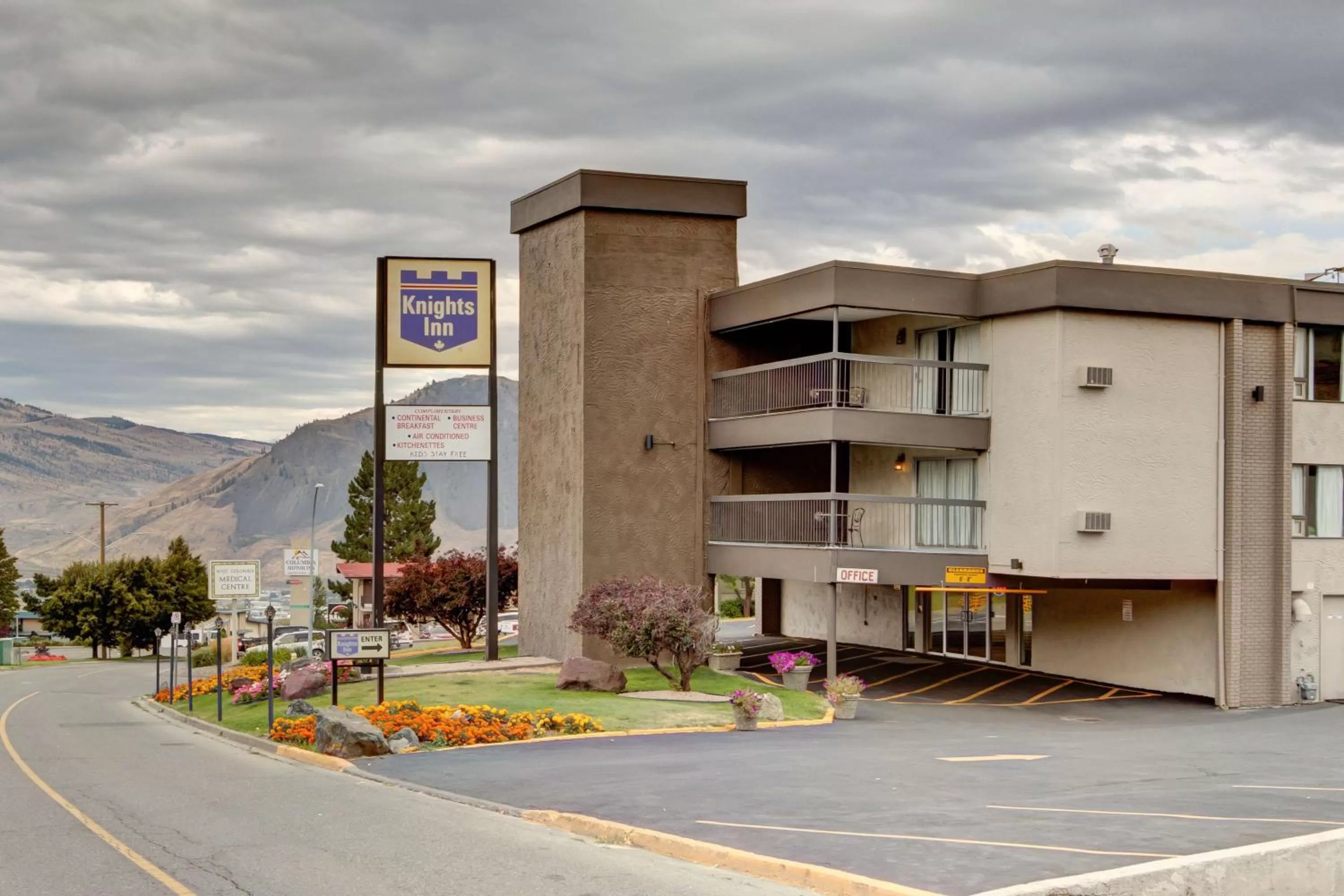 Property building in Knights Inn Kamloops