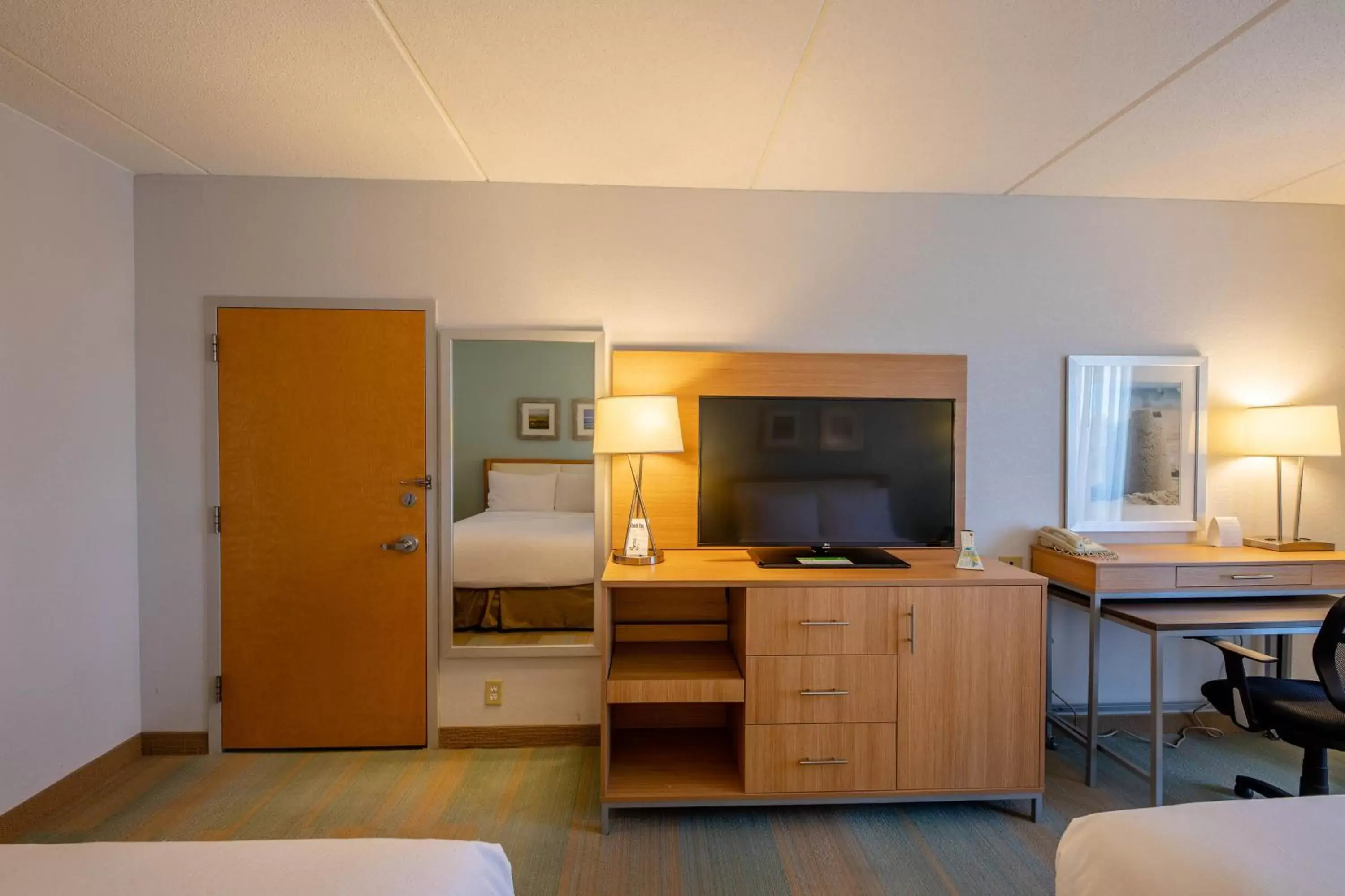 Photo of the whole room, Kitchen/Kitchenette in Holiday Inn Manahawkin/Long Beach Island, an IHG Hotel