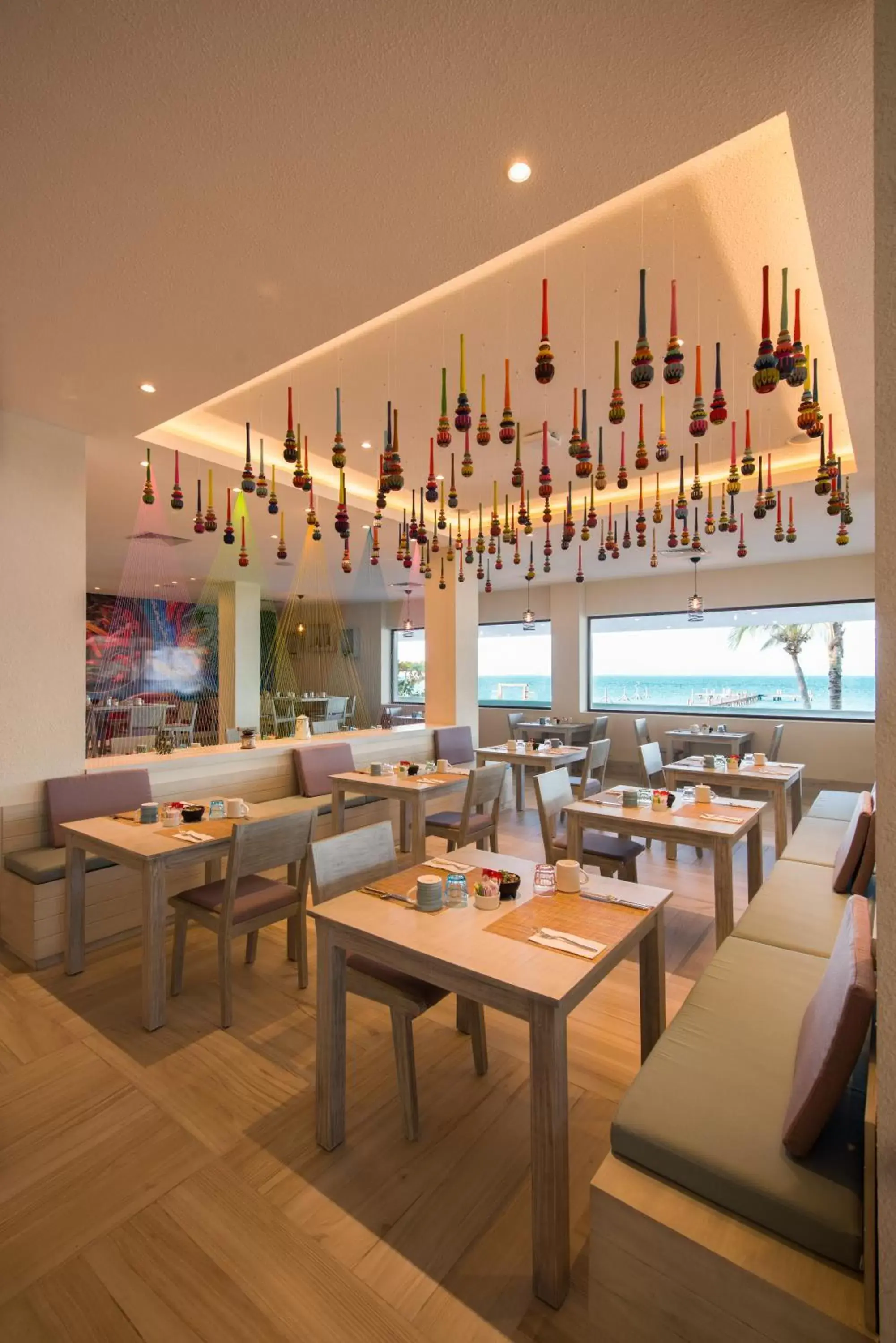 Restaurant/places to eat, Lounge/Bar in Izla Beach Front Hotel