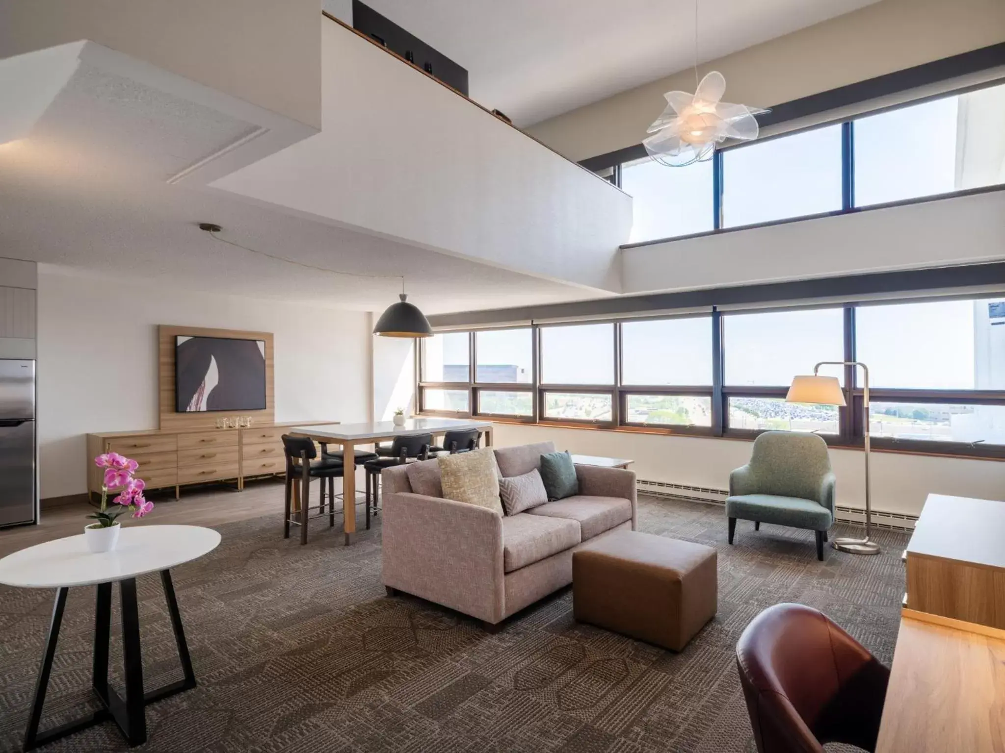 Photo of the whole room, Seating Area in Staybridge Suites Chicago O'Hare - Rosemont, an IHG Hotel