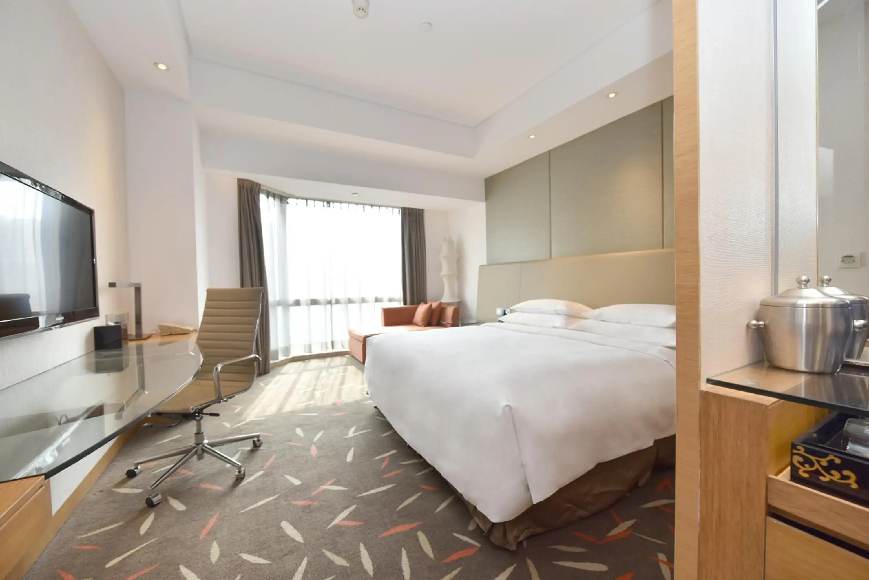 Bed in Crowne Plaza Zhongshan Wing On City, an IHG Hotel