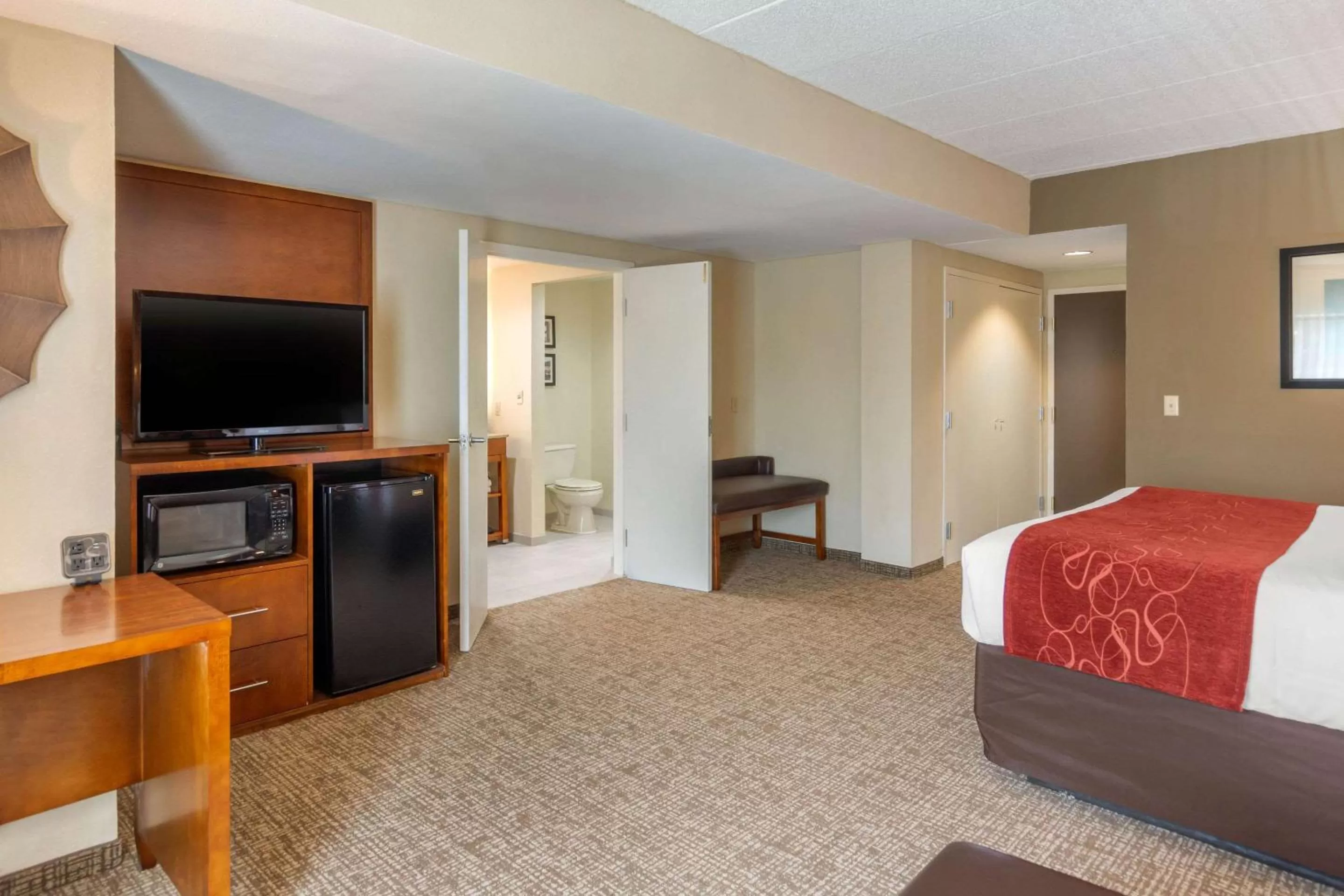 Photo of the whole room, Bed in Comfort Suites Southpark
