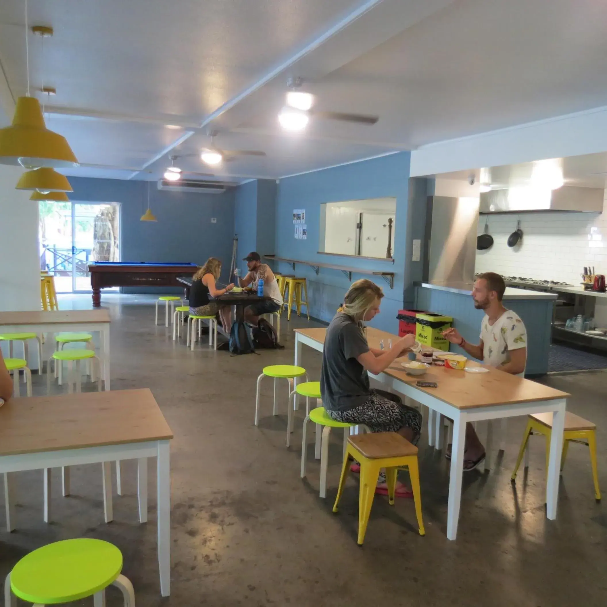 Lounge or bar, Restaurant/Places to Eat in Port Douglas Backpackers