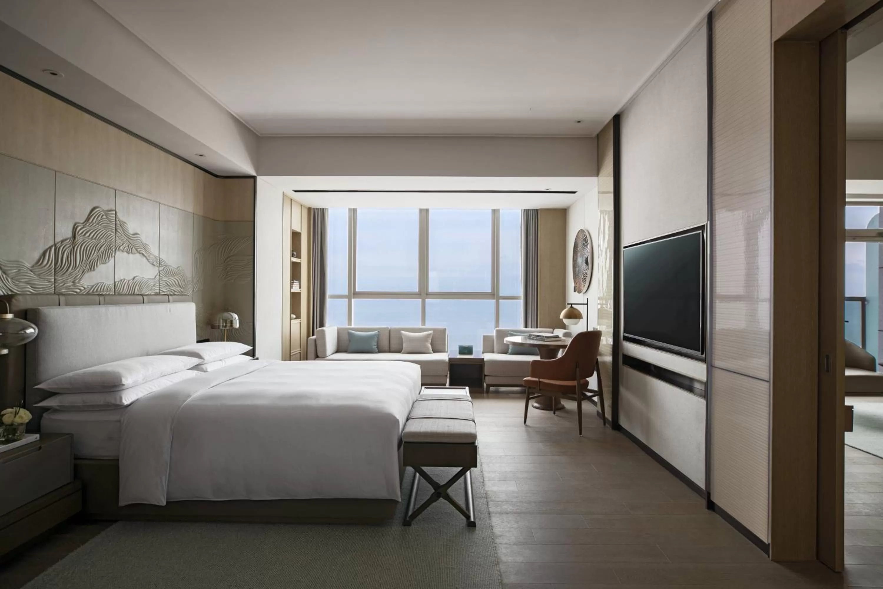 Photo of the whole room, Bed in Yantai Marriott Hotel