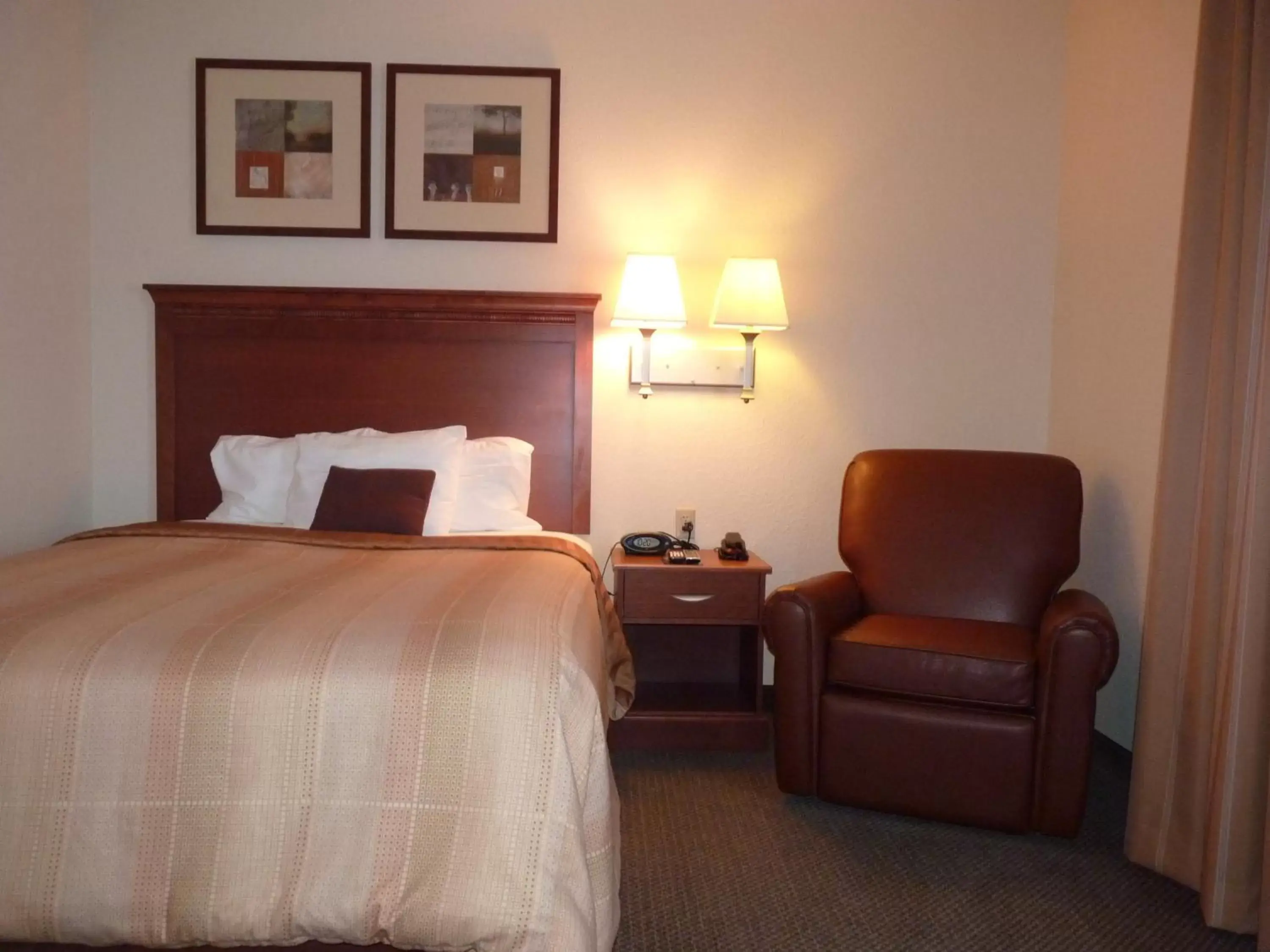 Photo of the whole room, Bed in Candlewood Suites Fayetteville, an IHG Hotel