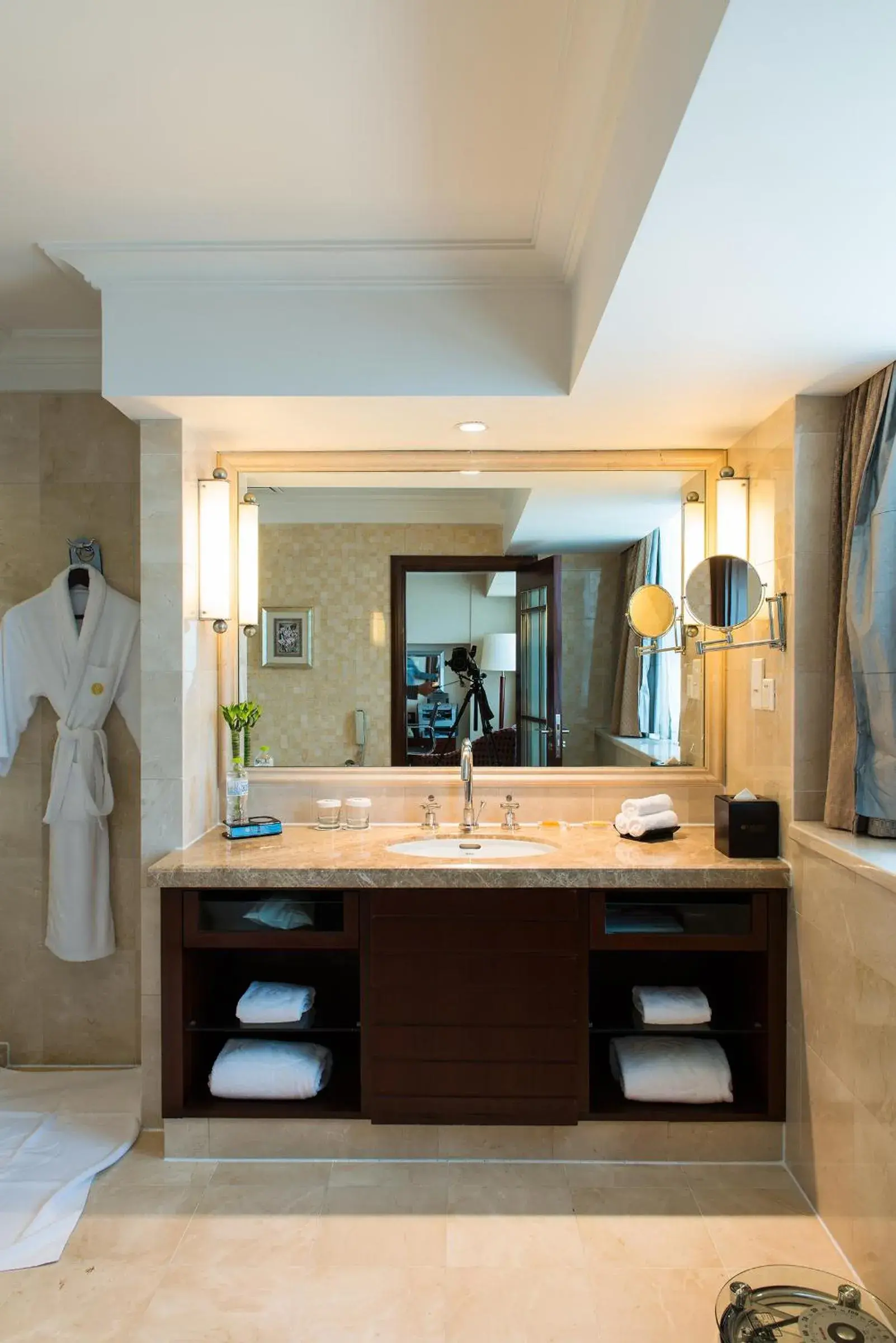 Shower, Bathroom in Ramada Plaza Optics Valley Hotel Wuhan (Best of Ramada Worldwide)