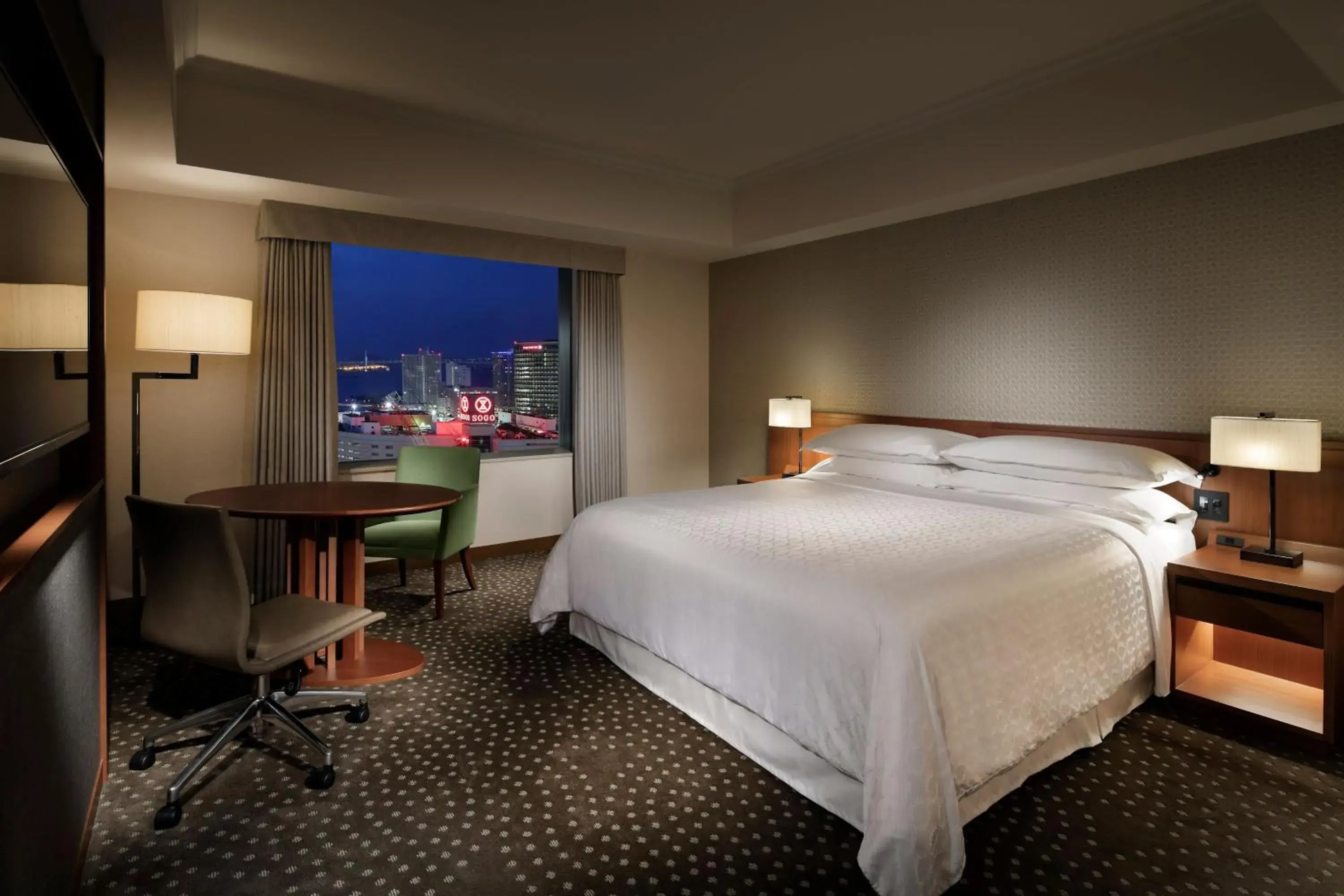 Photo of the whole room, Bed in Yokohama Bay Sheraton Hotel and Towers