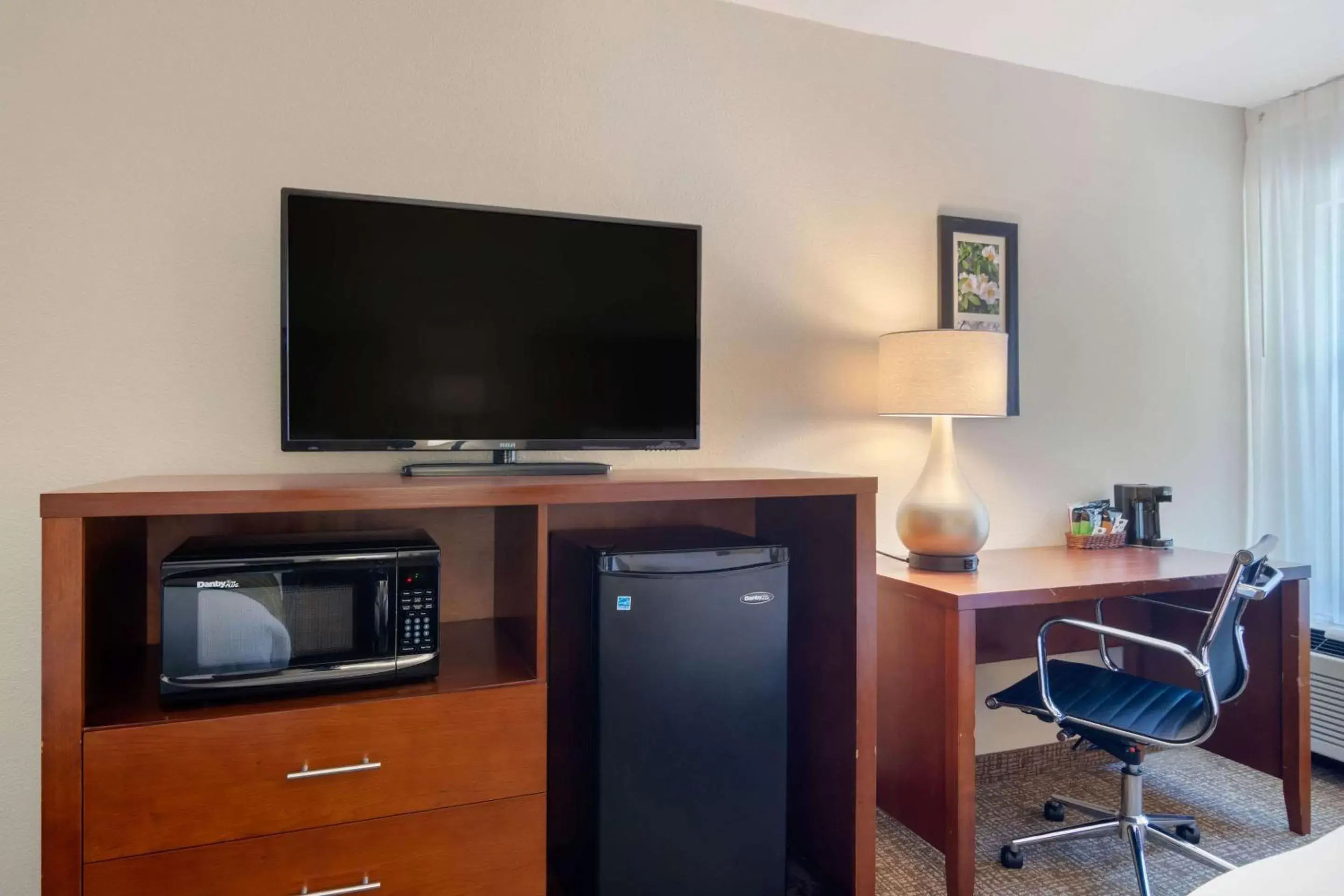 Photo of the whole room, TV/Entertainment Center in Comfort Inn Douglasville - Atlanta West