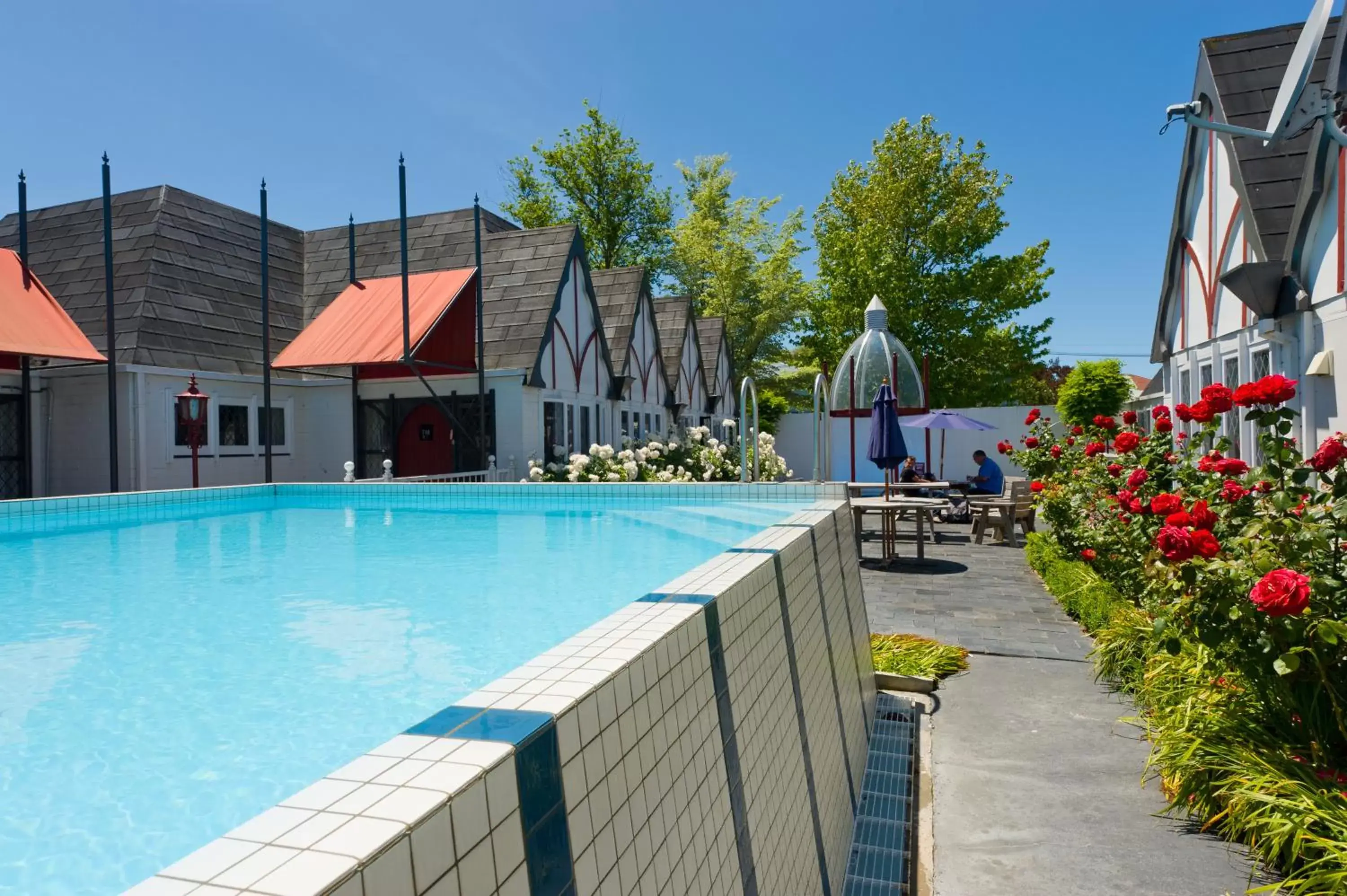 Property building, Swimming Pool in Camelot Motor Lodge