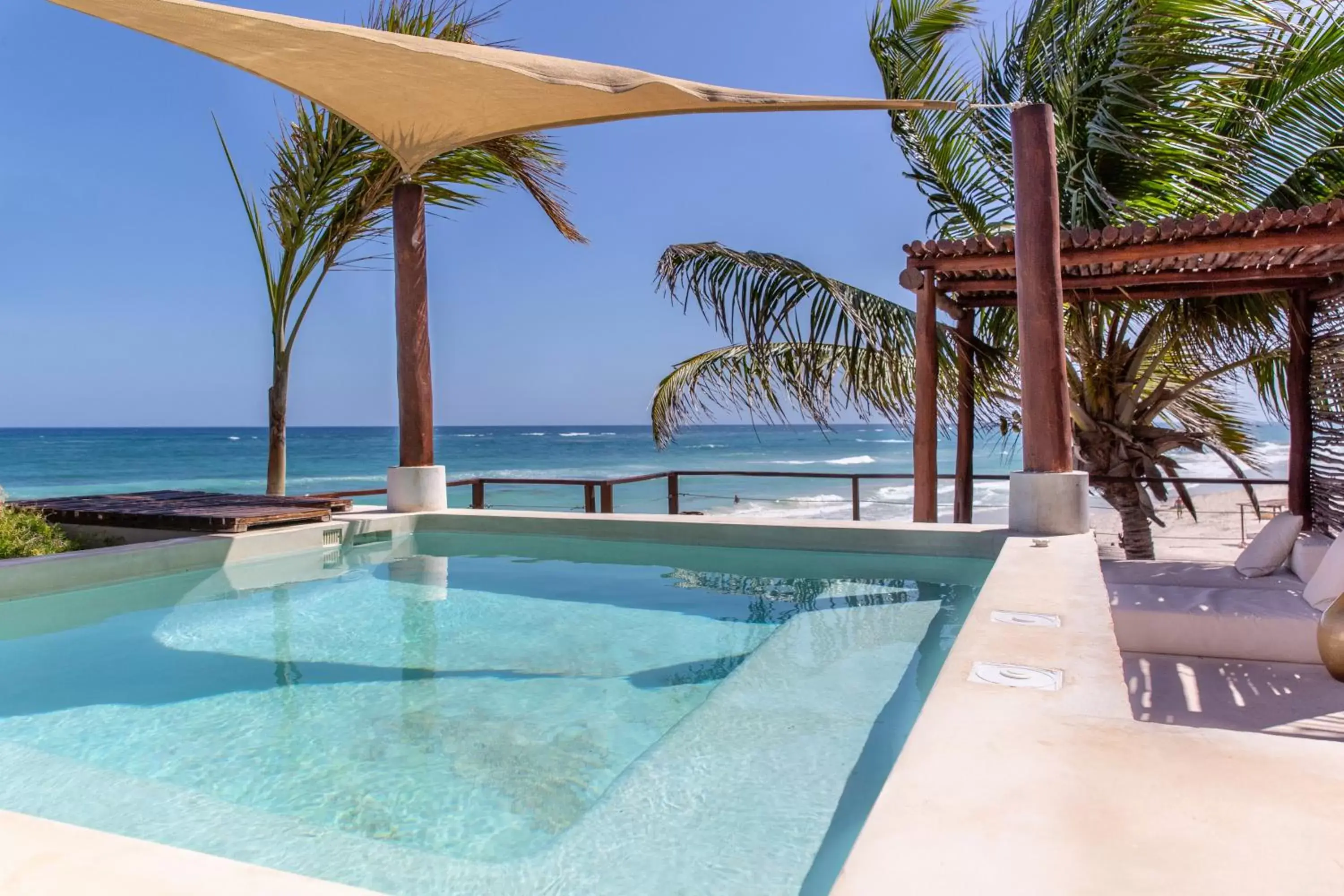 Beachfront Penthouse with Plunge pool. in La Zebra a Colibri Boutique Hotel