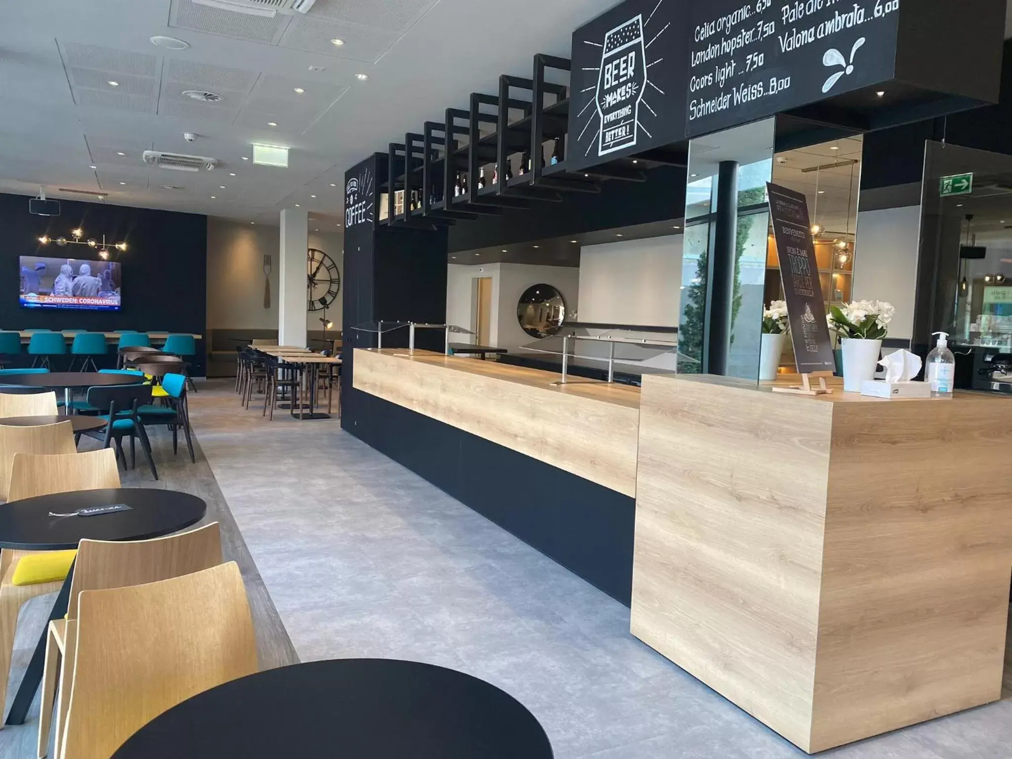 Lounge or bar in ibis budget Lugano Paradiso Lounge or bar in ibis budget Lugano Paradiso