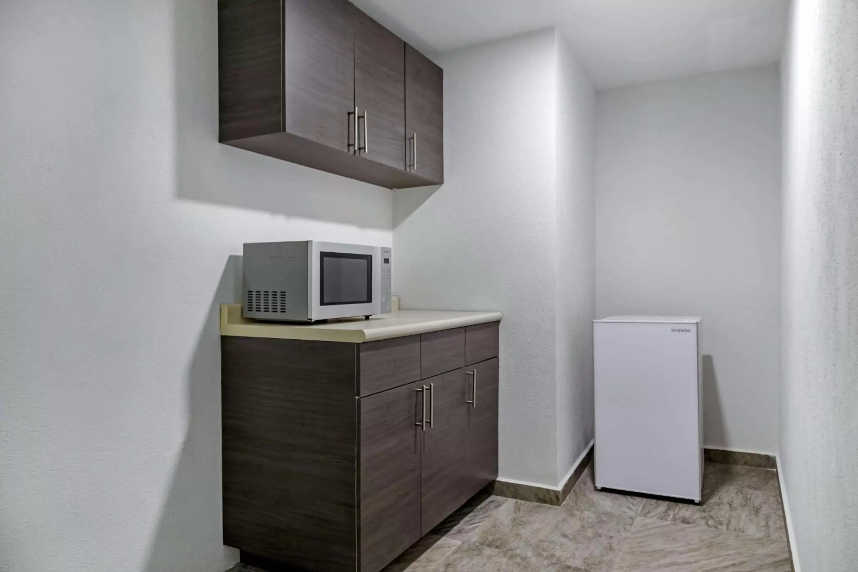 Photo of the whole room, Kitchen/Kitchenette in Comfort Inn Querétaro