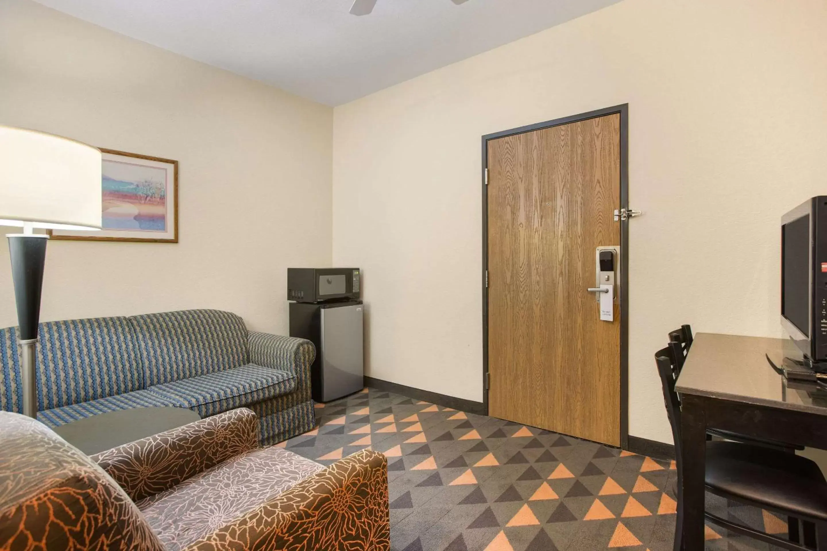 Bedroom, Seating Area in Rodeway Inn & Suites Mackinaw City Bridgeview