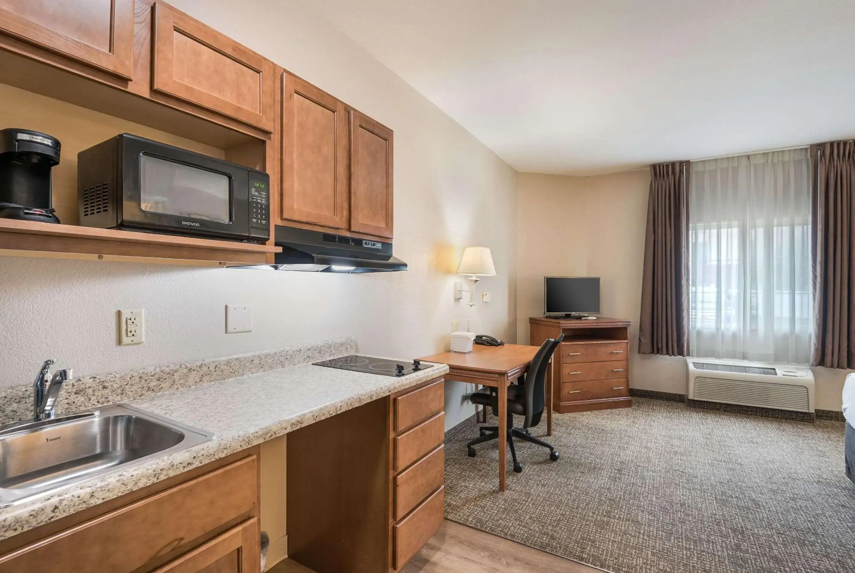 Bedroom, Kitchen/Kitchenette in Suburban Studios Waterloo