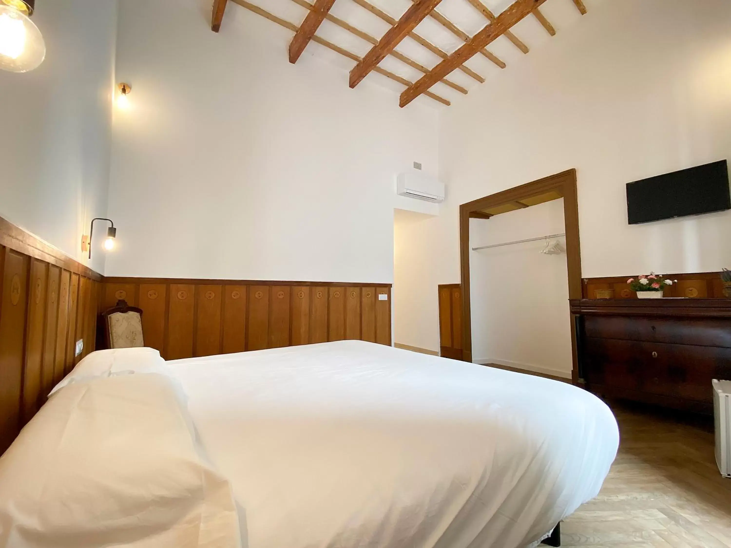 Photo of the whole room, Bed in Hotel Nou Sant Antoni