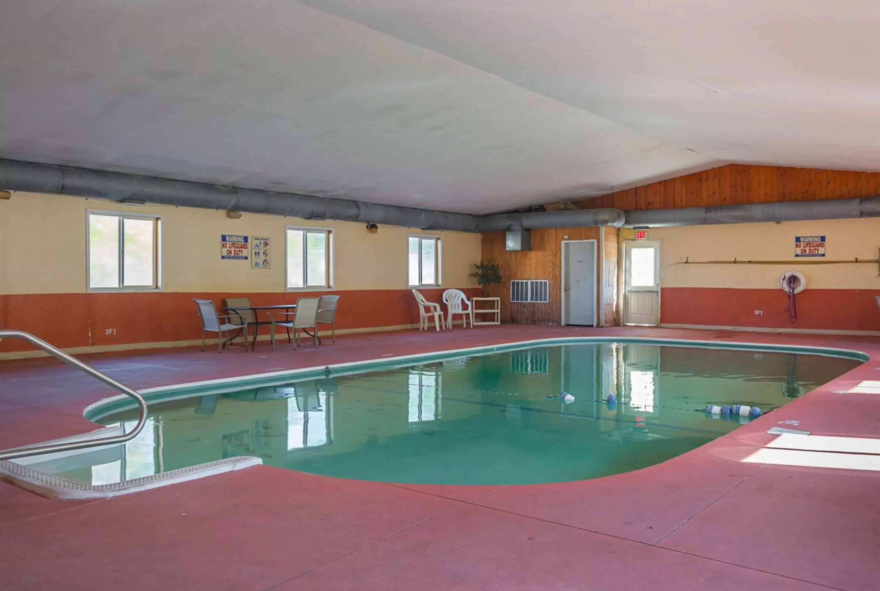 Activities, Swimming Pool in Motel 6-Hannibal, MO