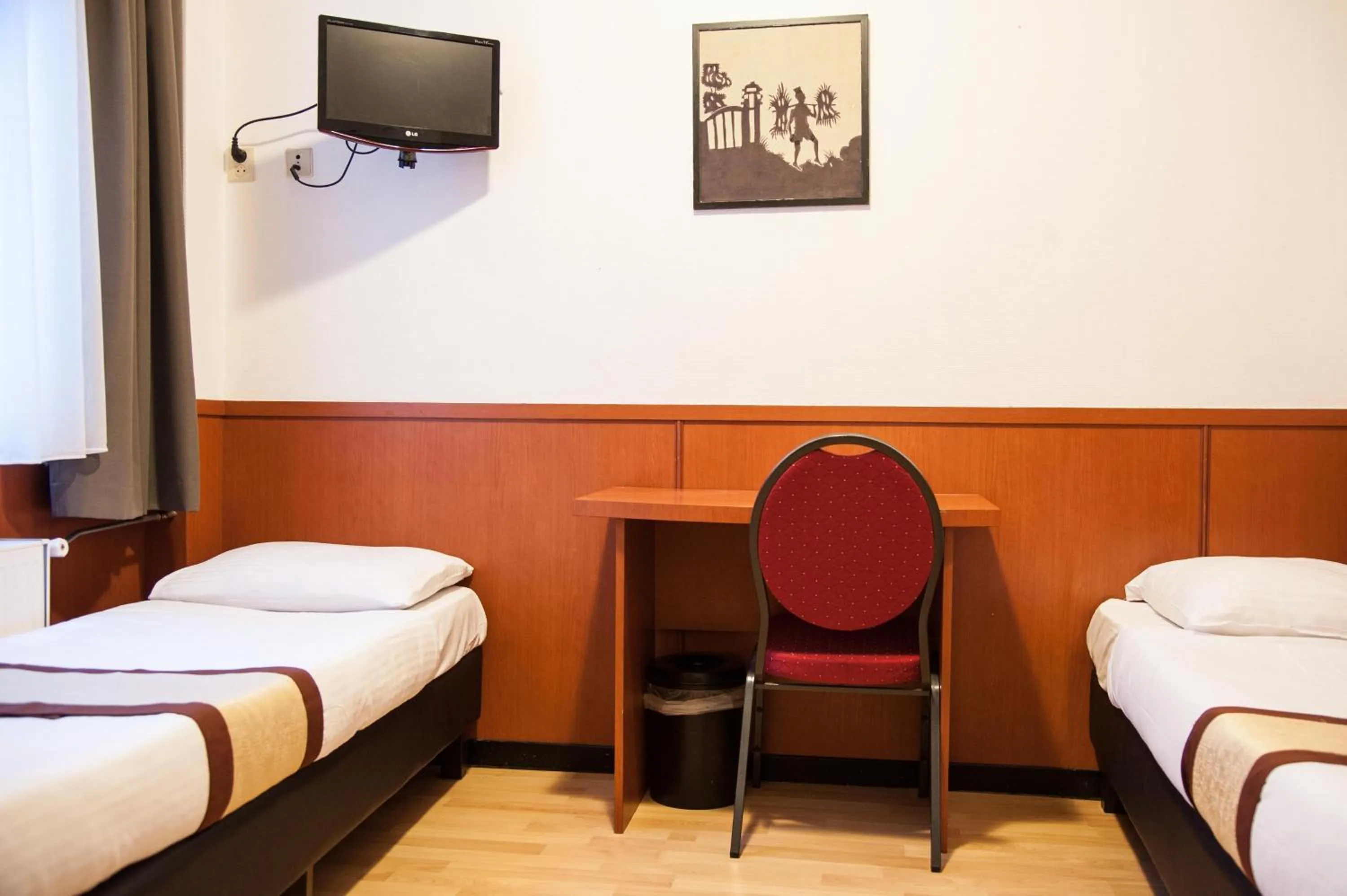 Photo of the whole room, Bed in Hotel Continental Amsterdam