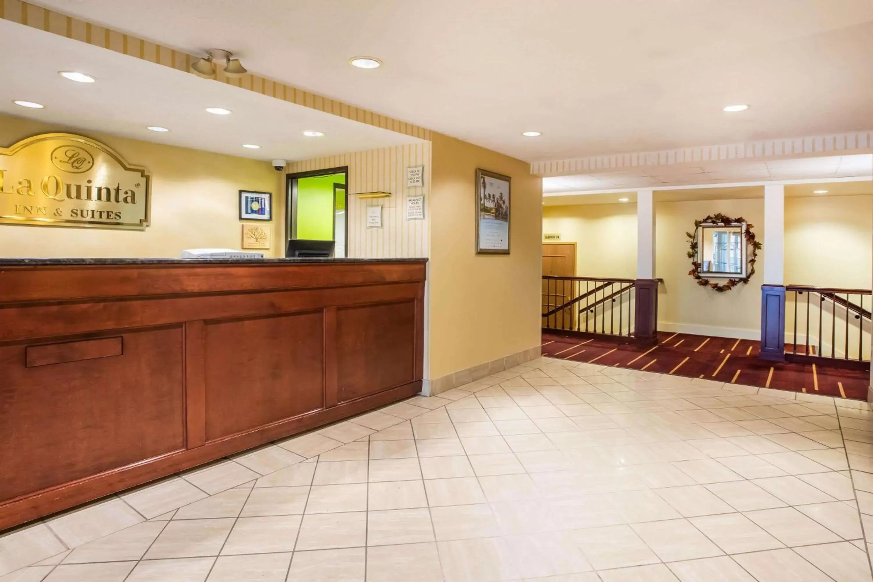 Lobby or reception, Lobby/Reception in La Quinta by Wyndham St. Albans