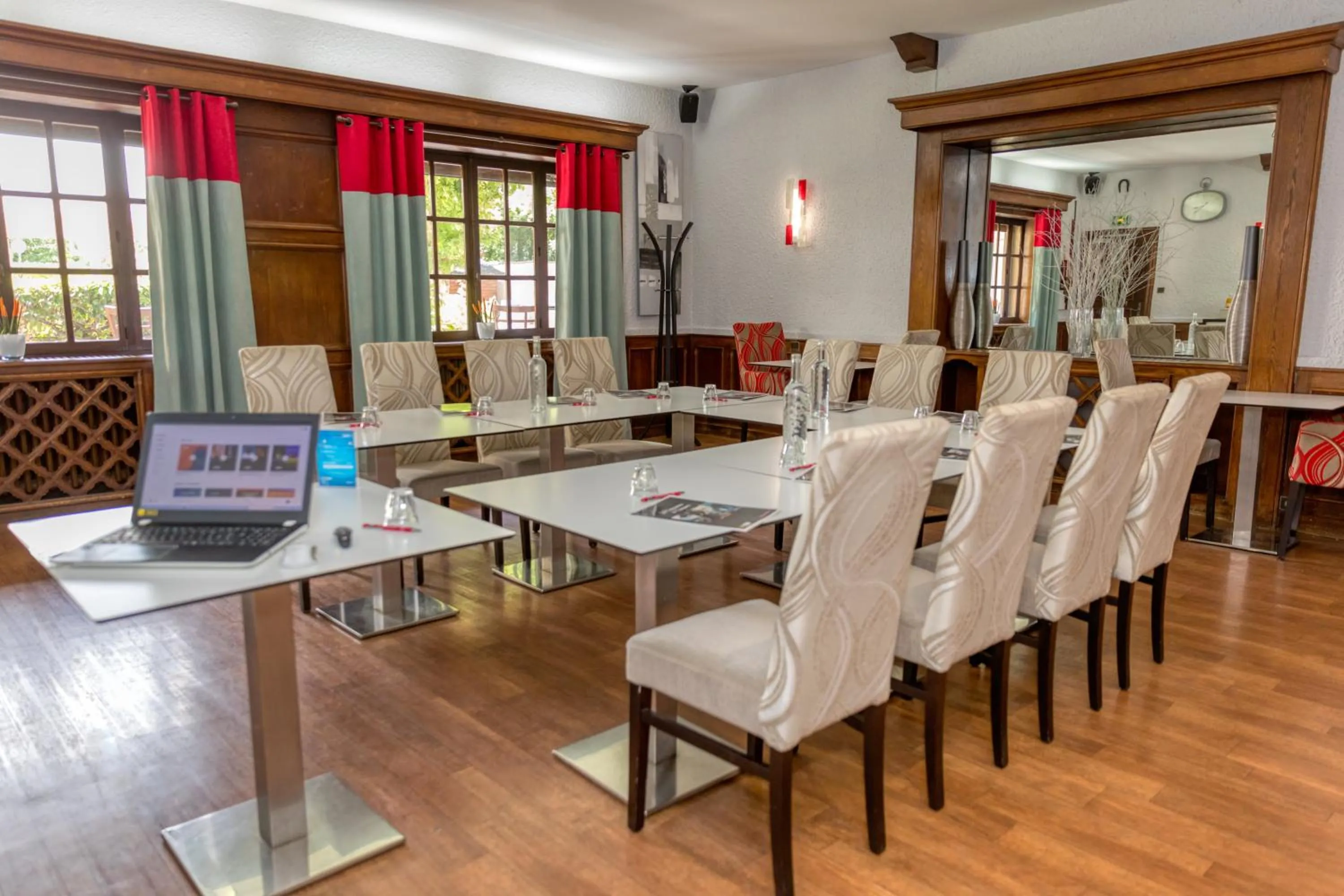 Business facilities in La Commanderie de Champarey