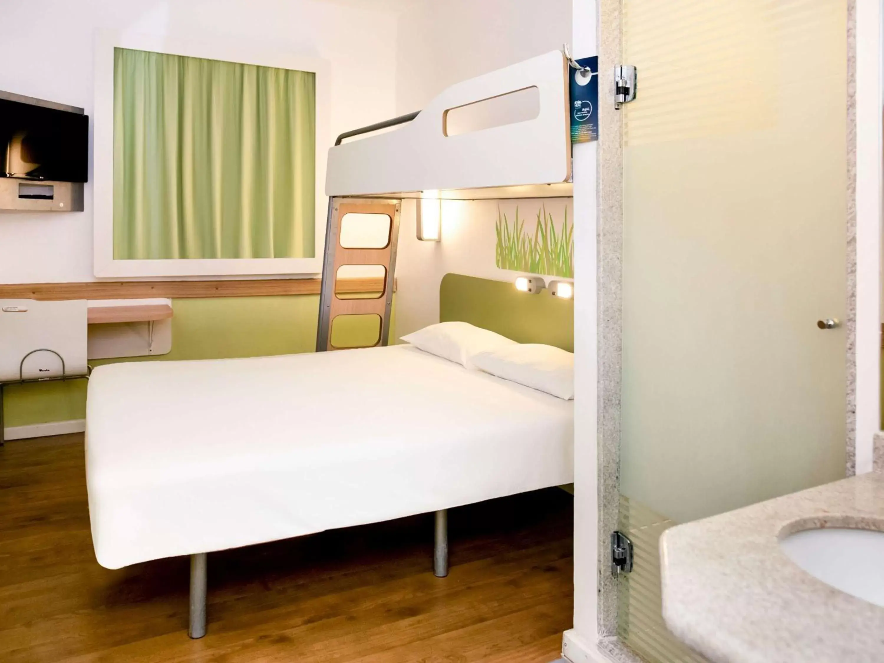 Bathroom, Bunk Bed in ibis budget Campo Grande