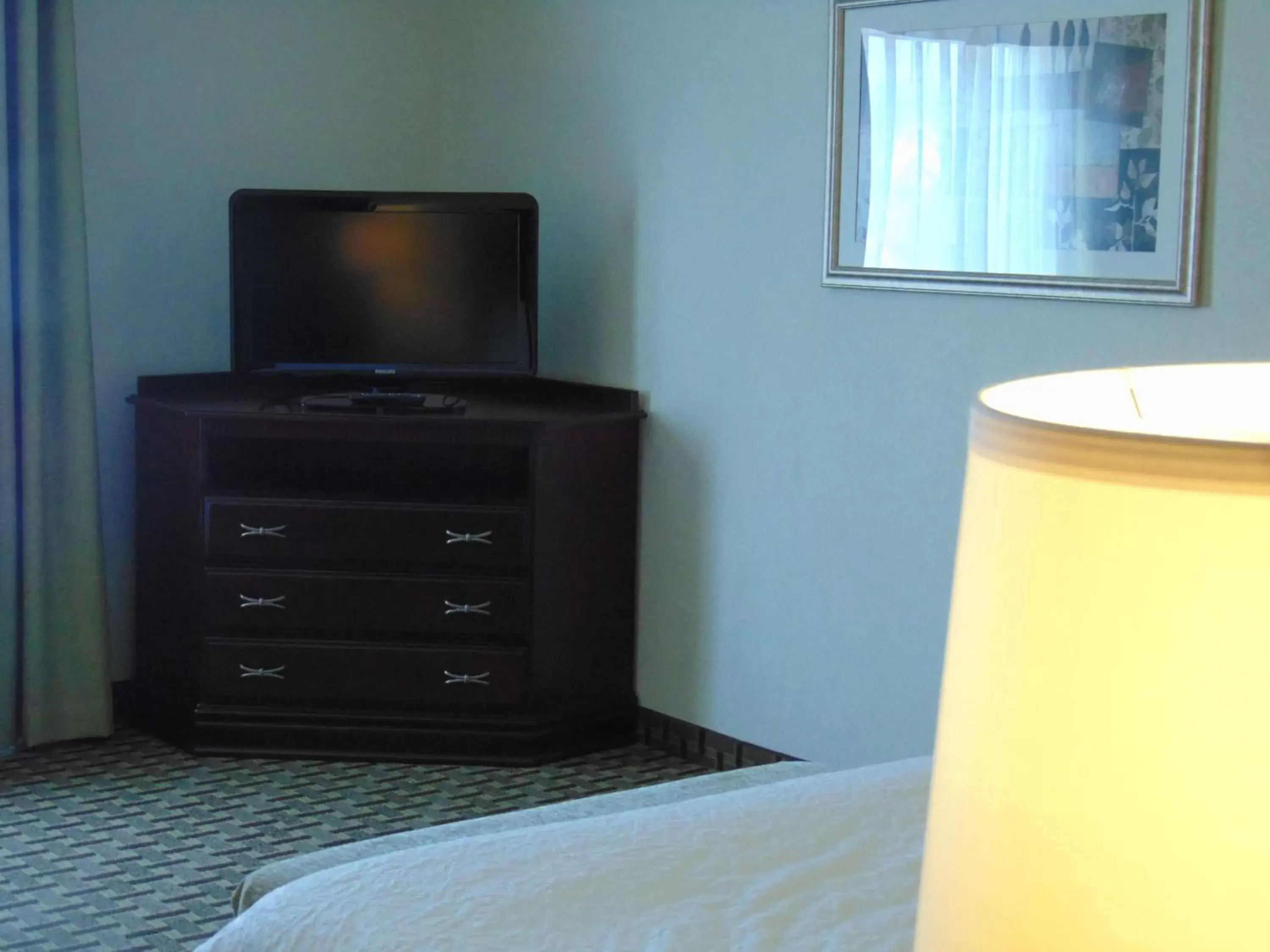 Bedroom, TV/Entertainment Center in Hampton Inn & Suites Cleveland-Mentor