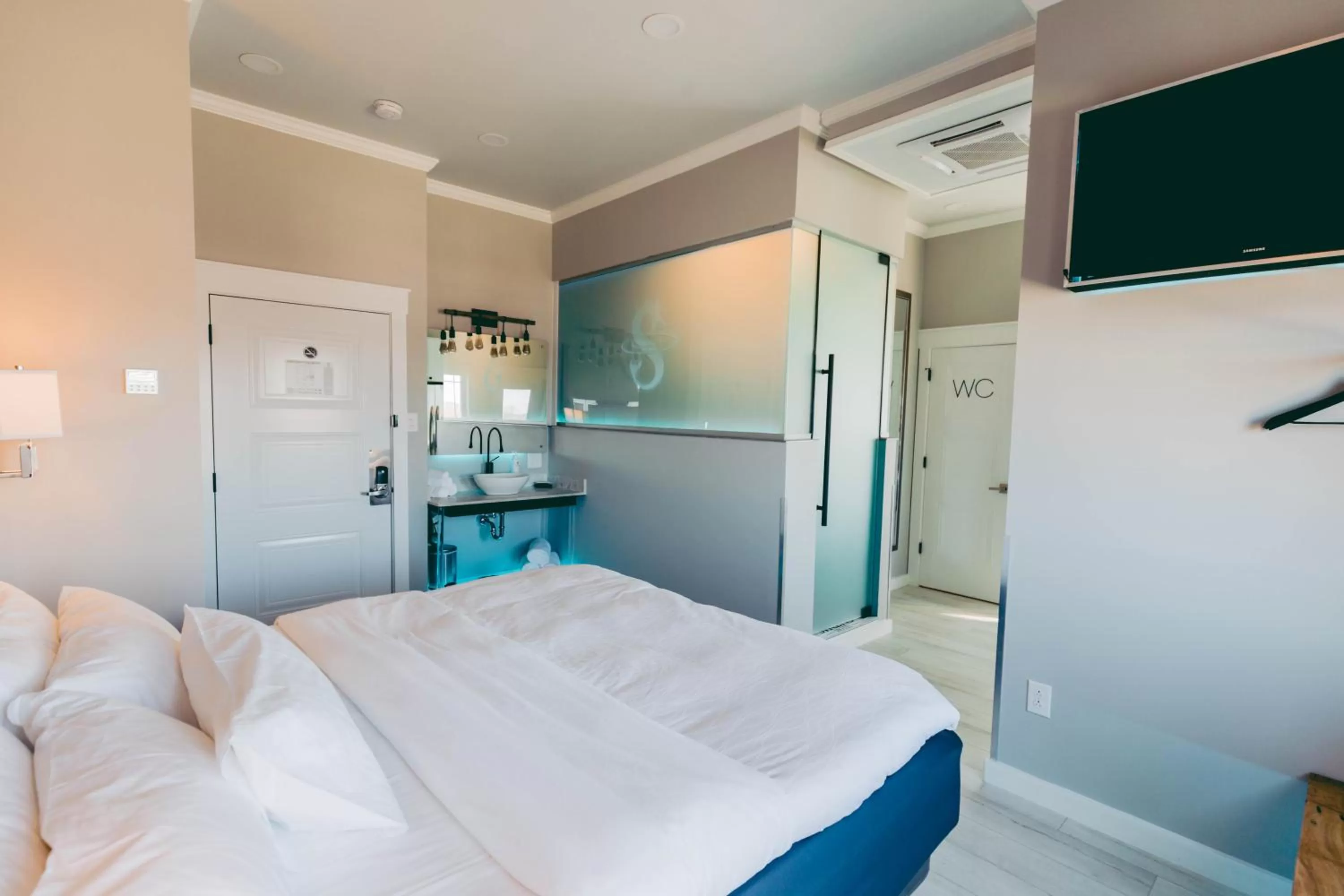 Bed in River Sirens Hotel-Contactless Check in Hotel