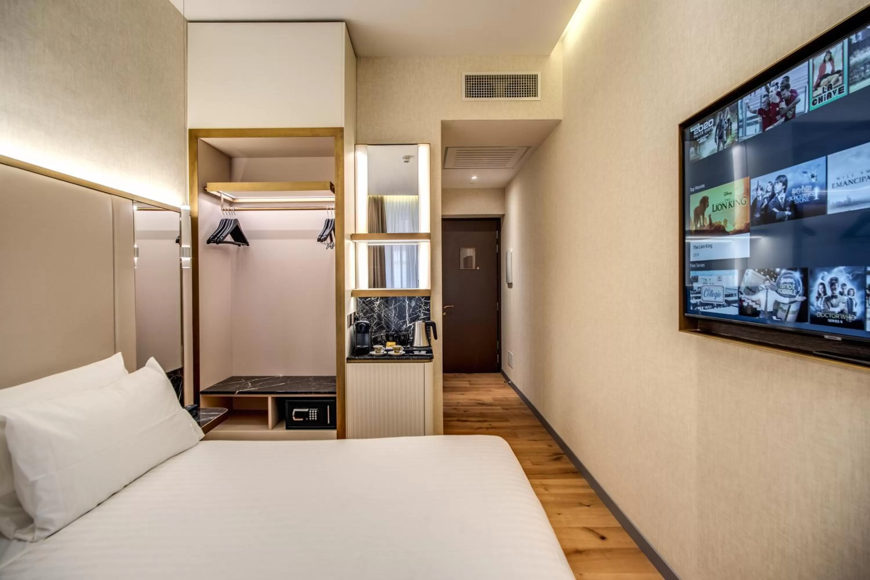 TV and multimedia, Bed in CC Palace Hotel