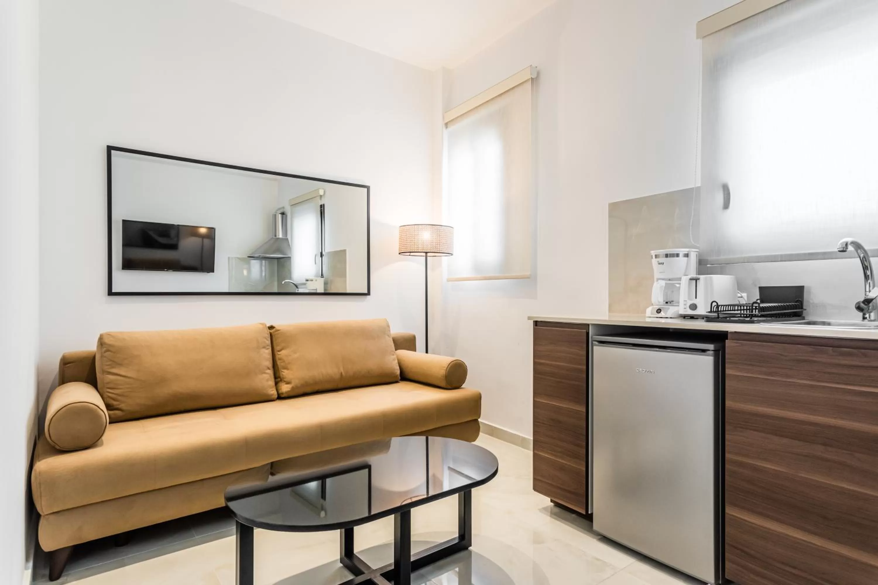 Seating area in Nicholas Point Apartments and Rooms