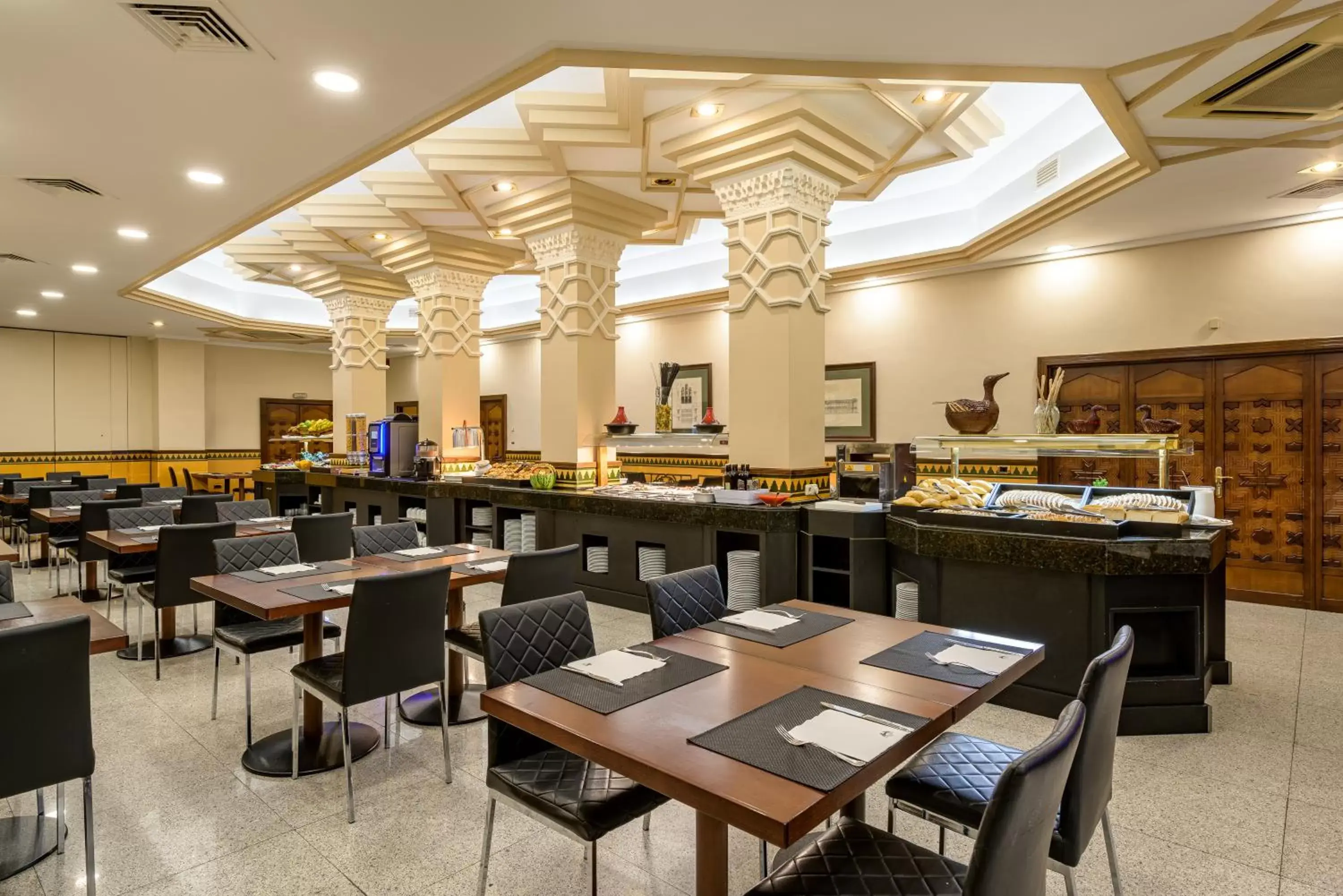 Restaurant/Places to Eat in Hotel Saray