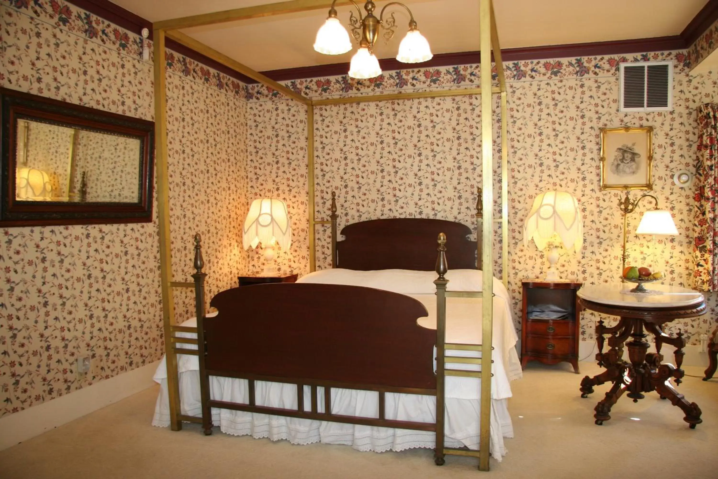 Photo of the whole room, Bed in Martine Inn