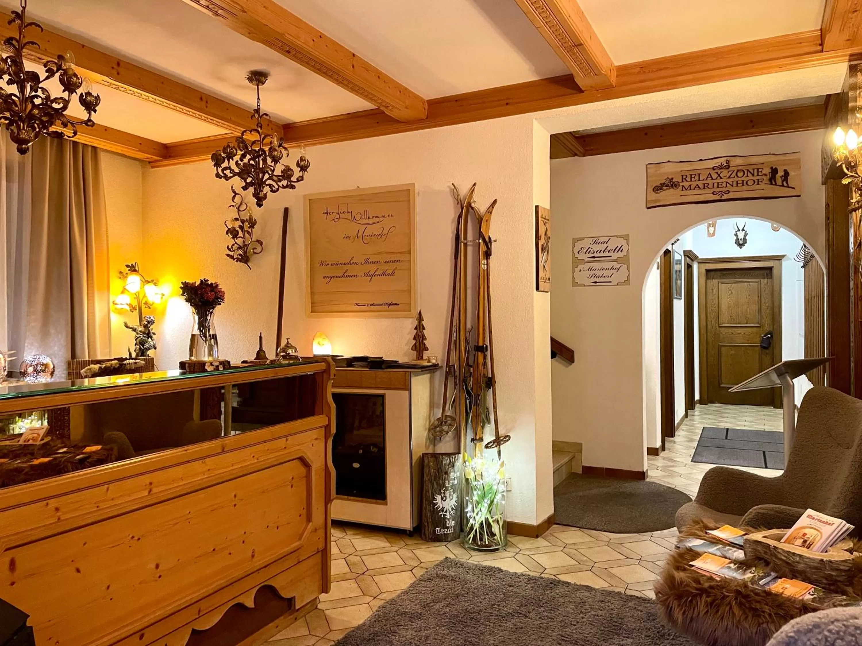 Lobby/Reception in Hotel Marienhof- Erstes Motorradhotel in Fliess!