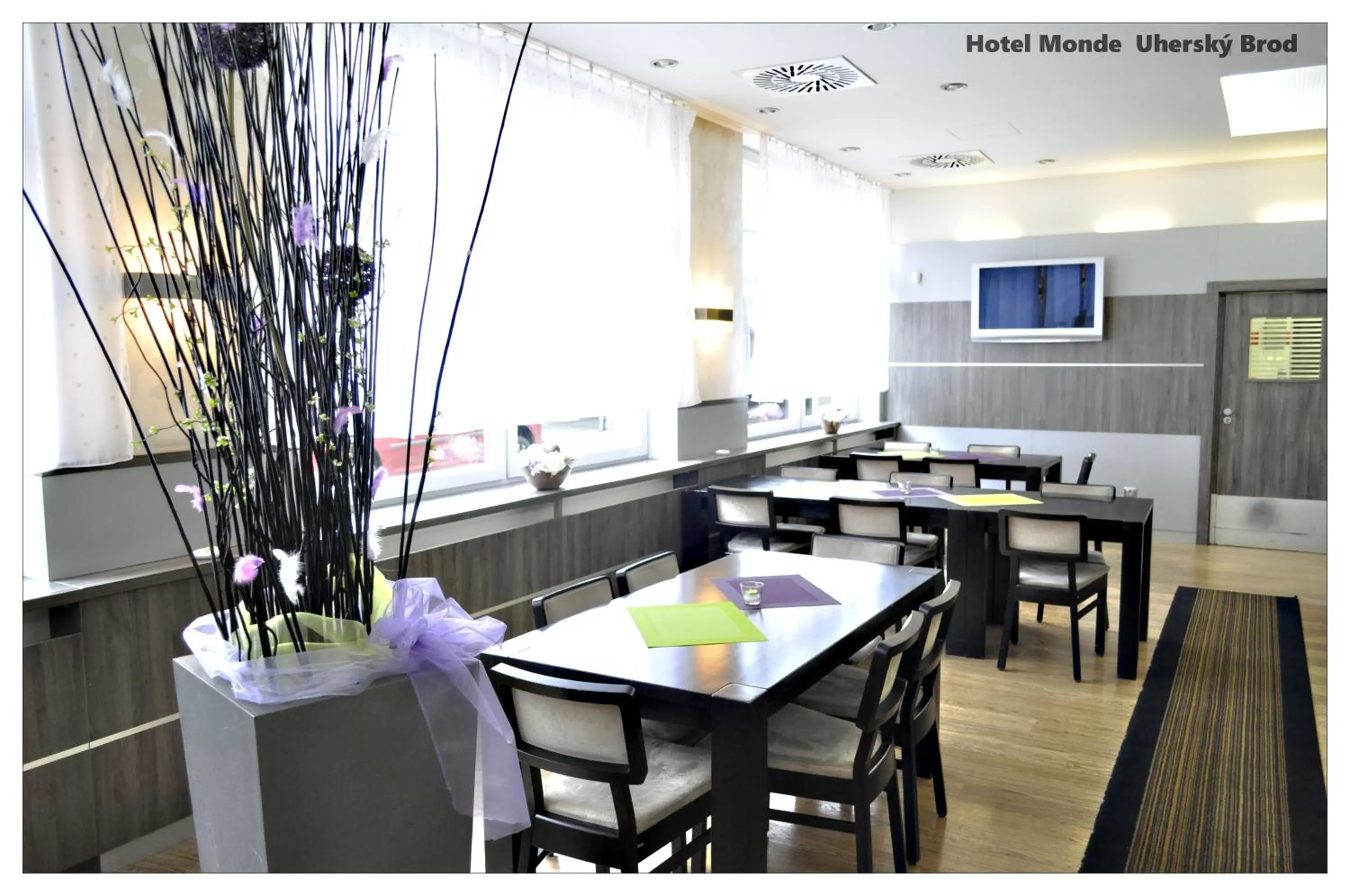 Restaurant/places to eat in Hotel Monde