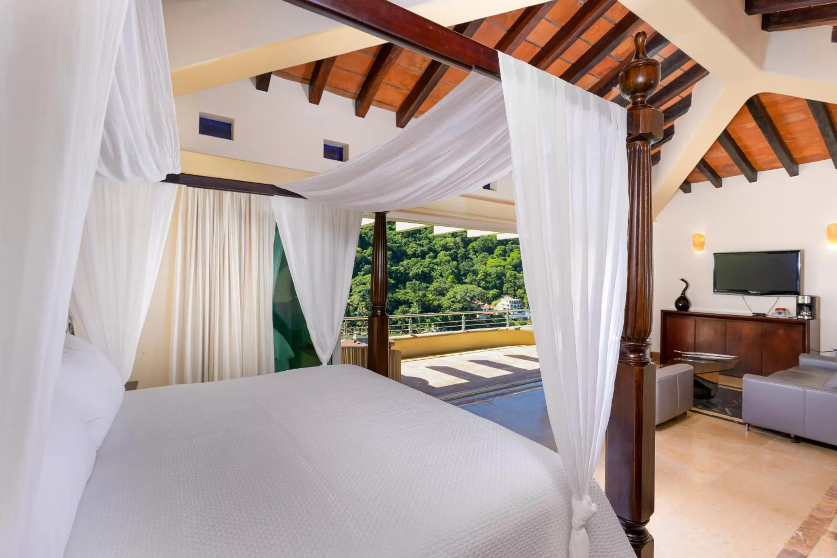 Bed in South Shore Villa Armonia Luxury Boutique