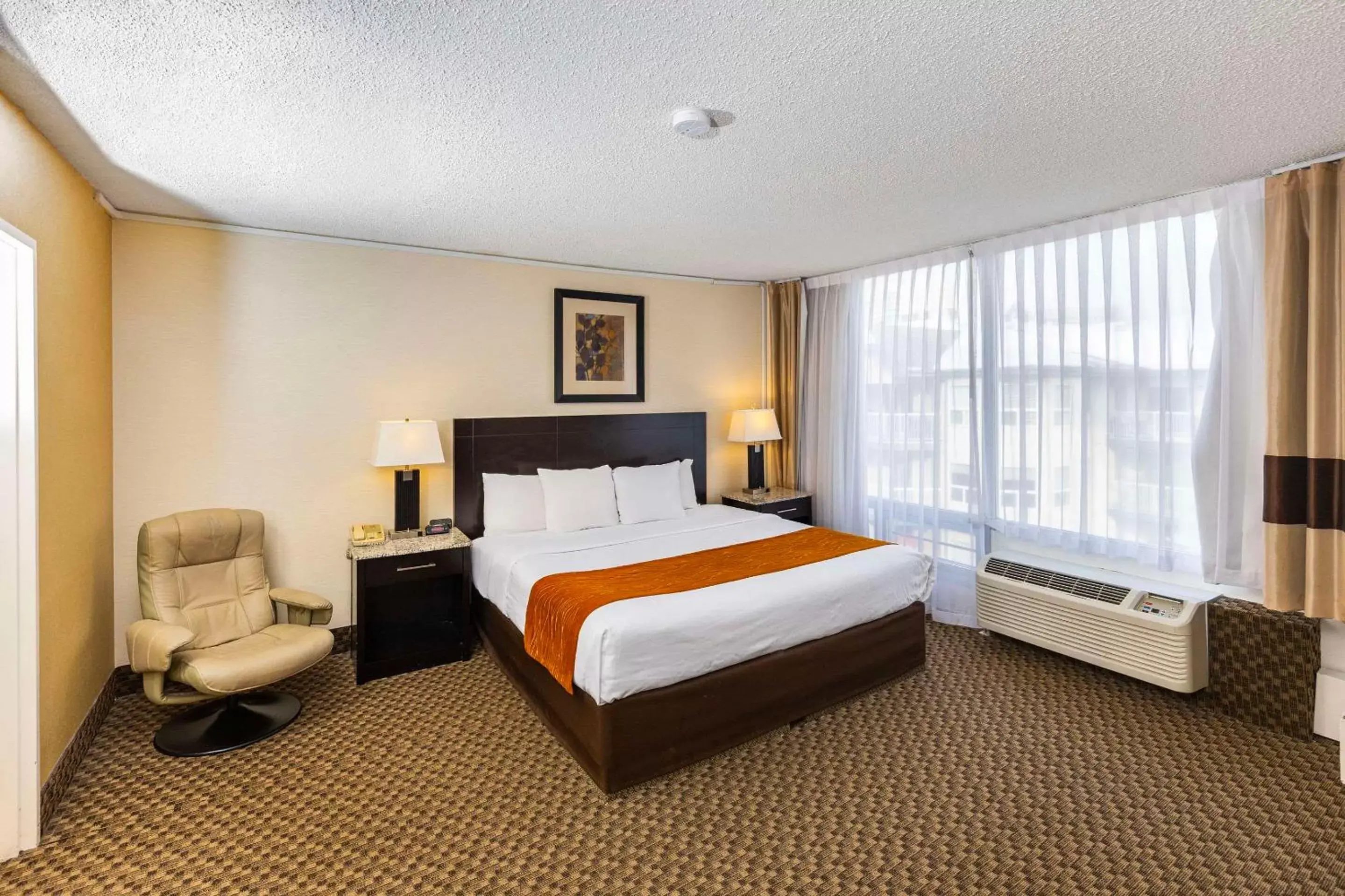 Bedroom, Bed in Comfort Inn & Suites Downtown Edmonton