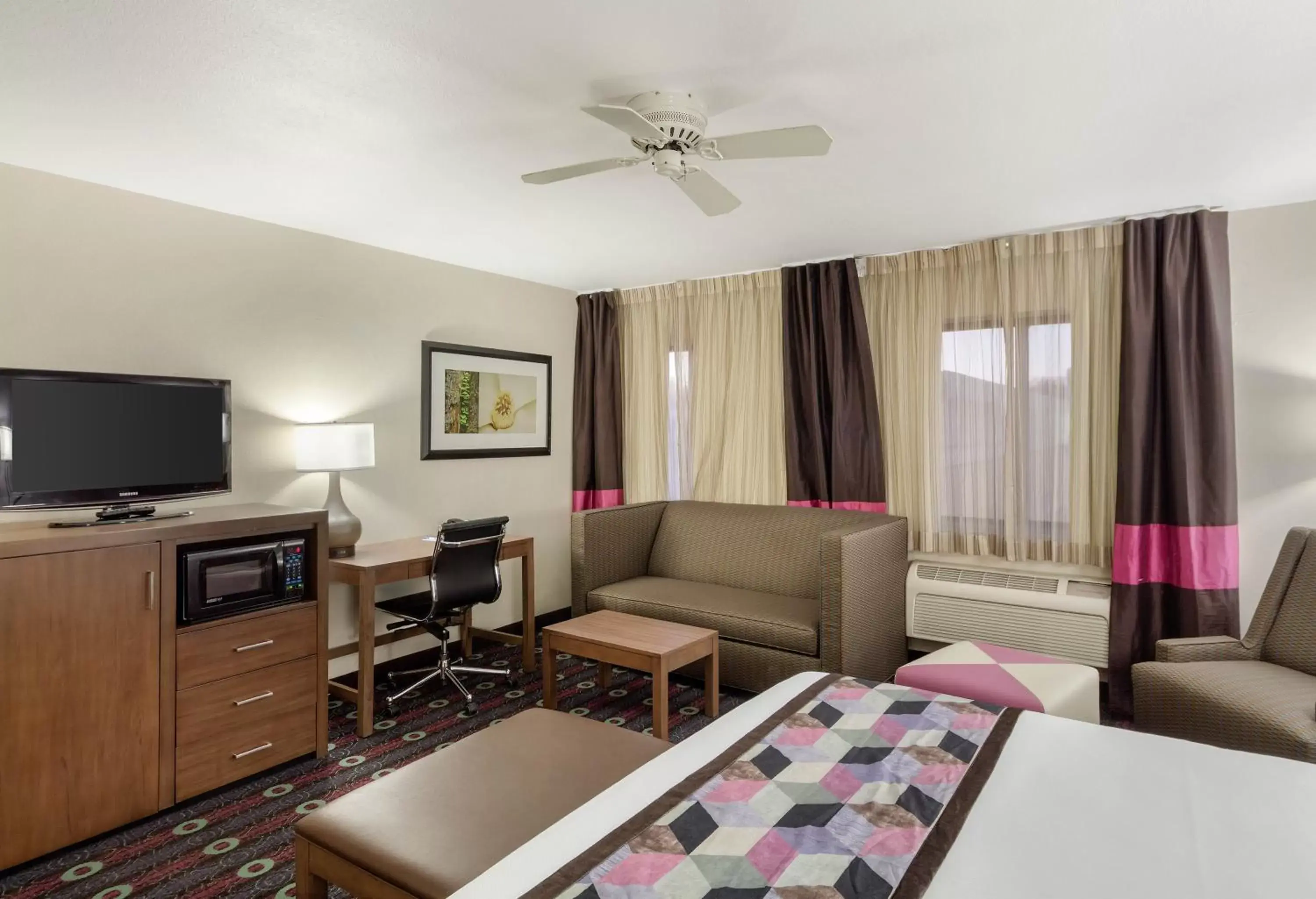 Seating Area in Comfort Inn Midtown