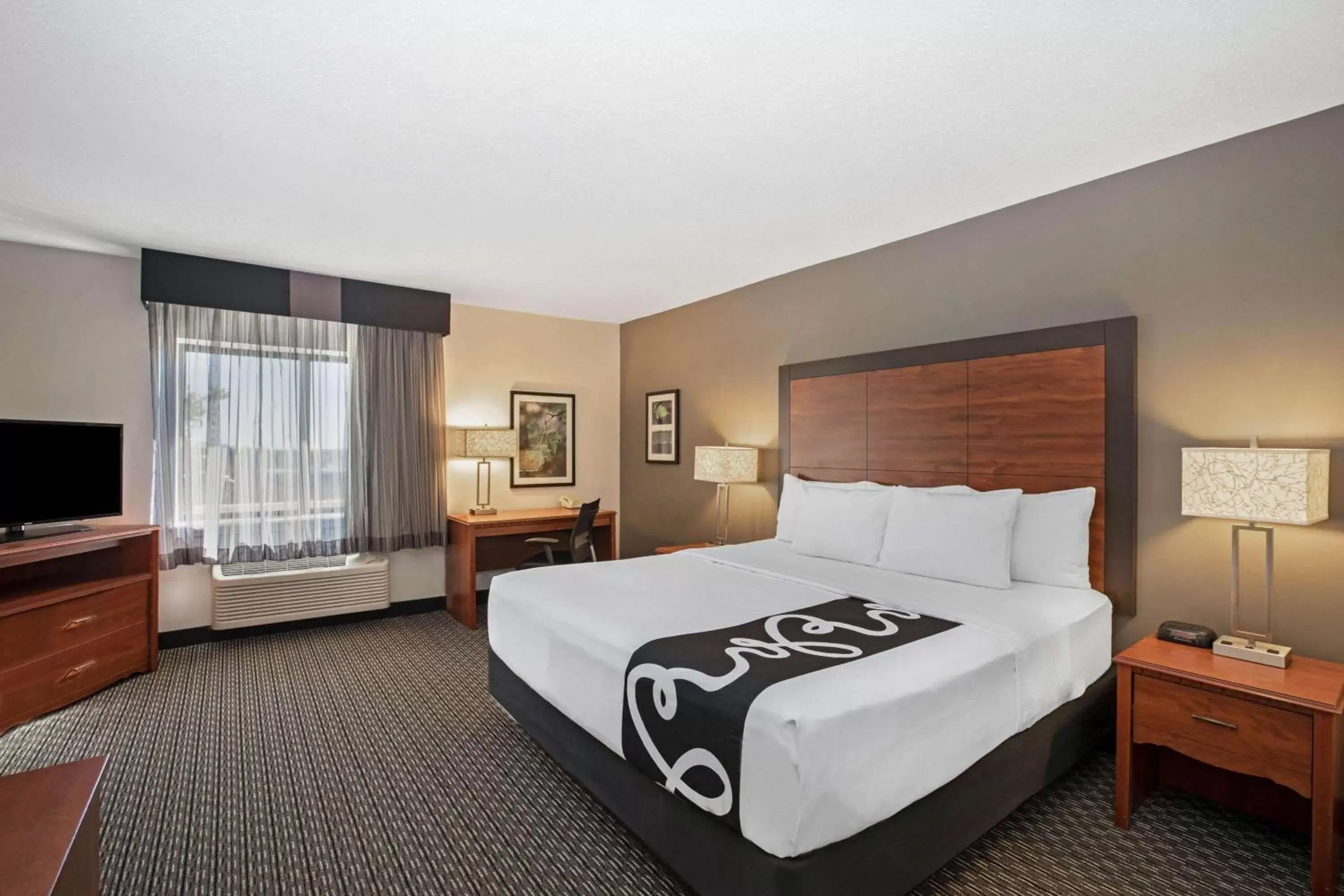 Photo of the whole room, Bed in La Quinta by Wyndham N Little Rock - McCain Mall