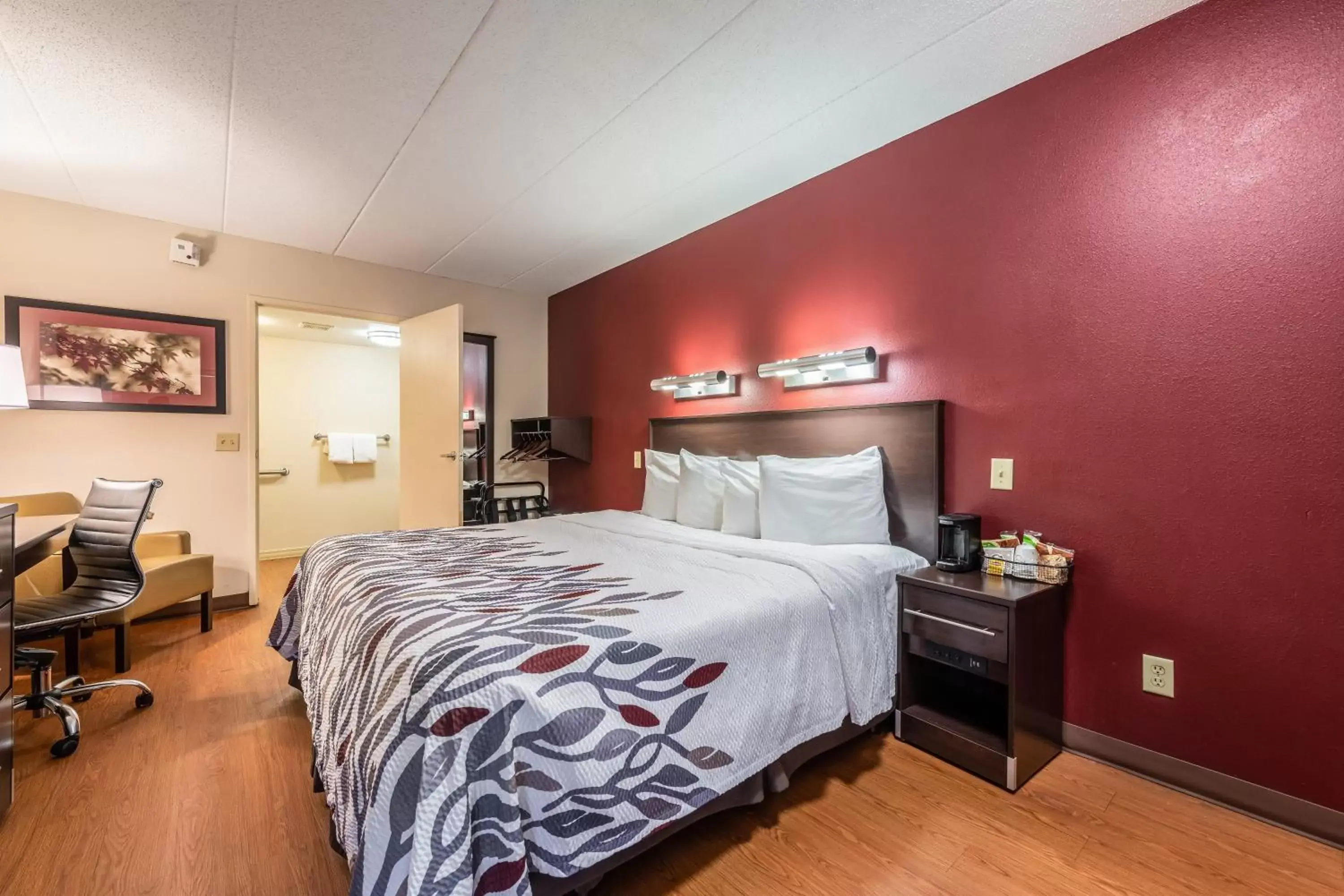 Photo of the whole room, Bed in Red Roof Inn Merrillville