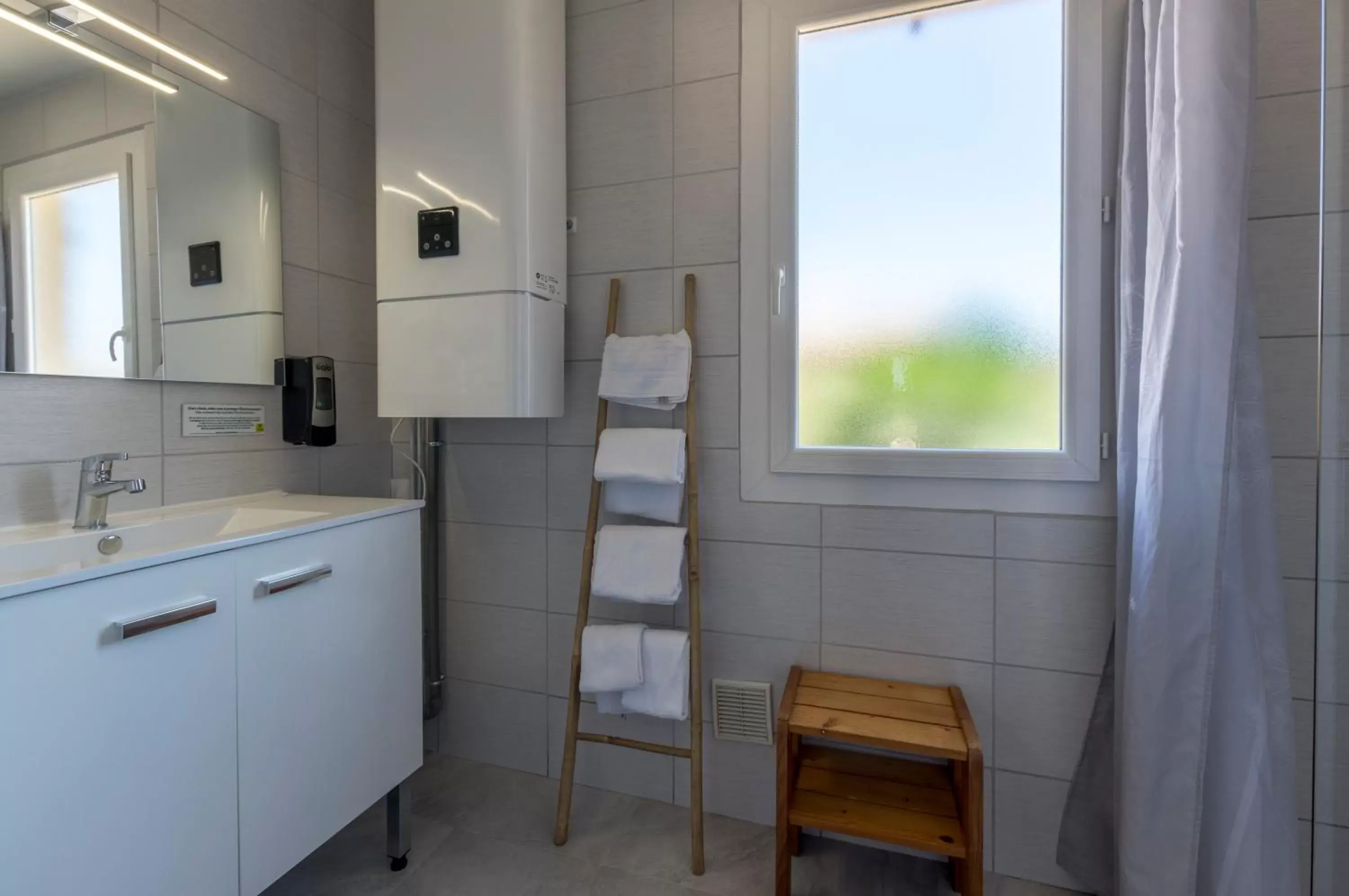 Bathroom, Kitchen/Kitchenette in Hotel Le Vieux Moulin