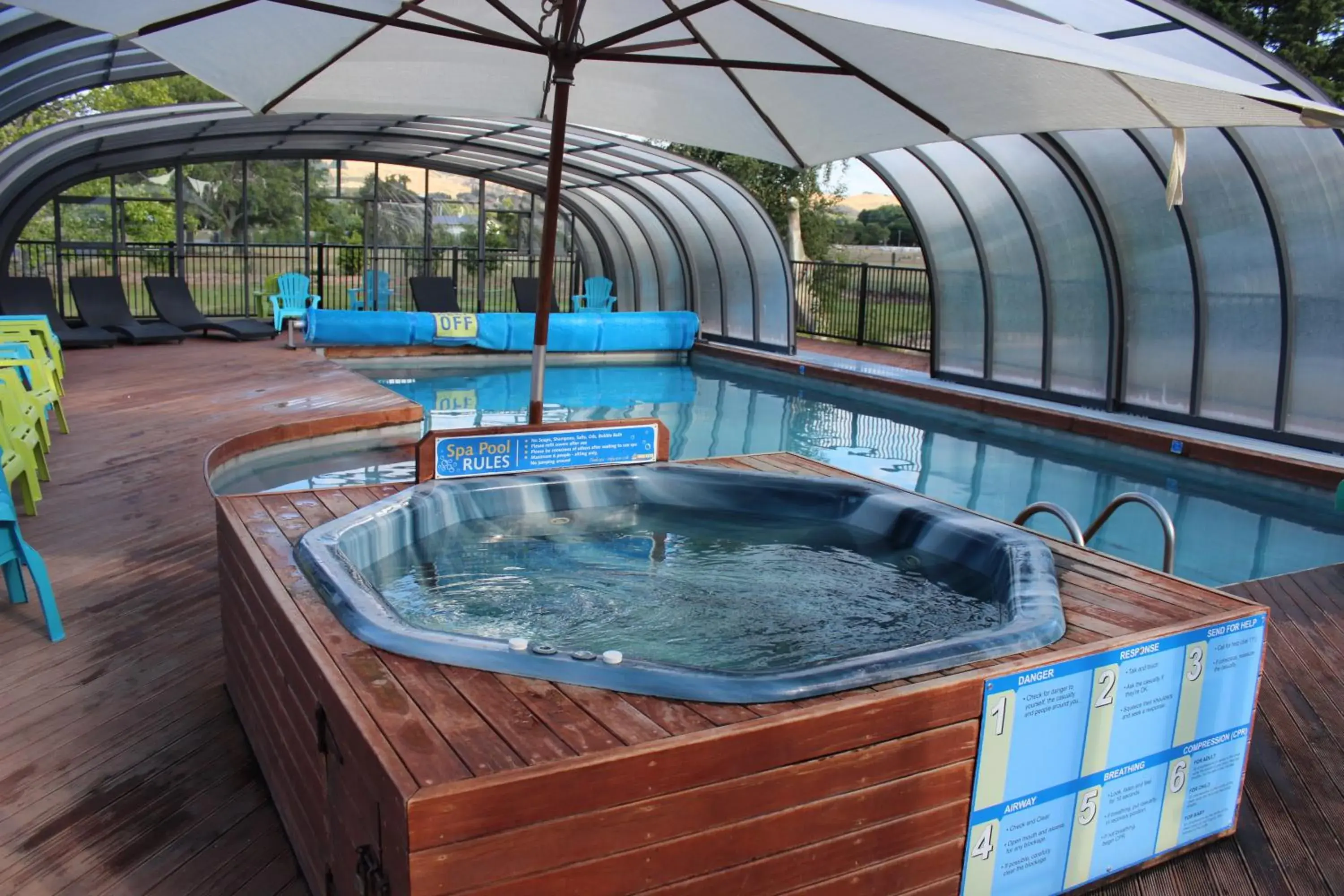 Swimming pool in All Seasons Holiday Park Hotel