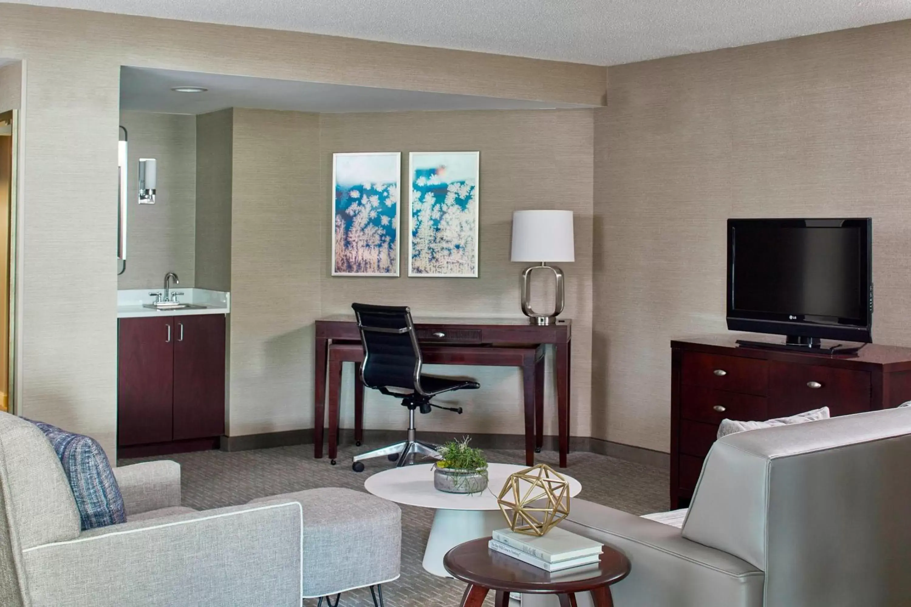 Photo of the whole room, TV/Entertainment Center in Minneapolis Marriott West