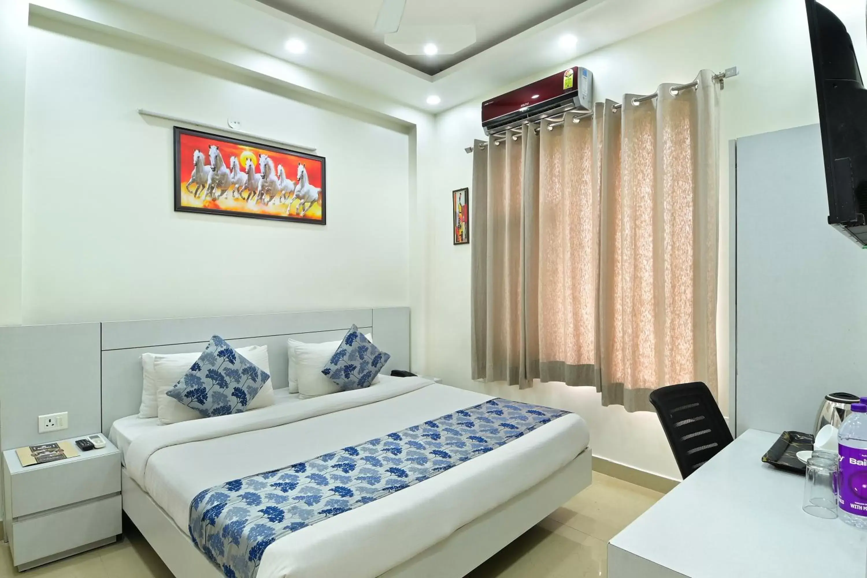 Bedroom, Bed in The Vertigo Bedroom, Bed in The Vertigo