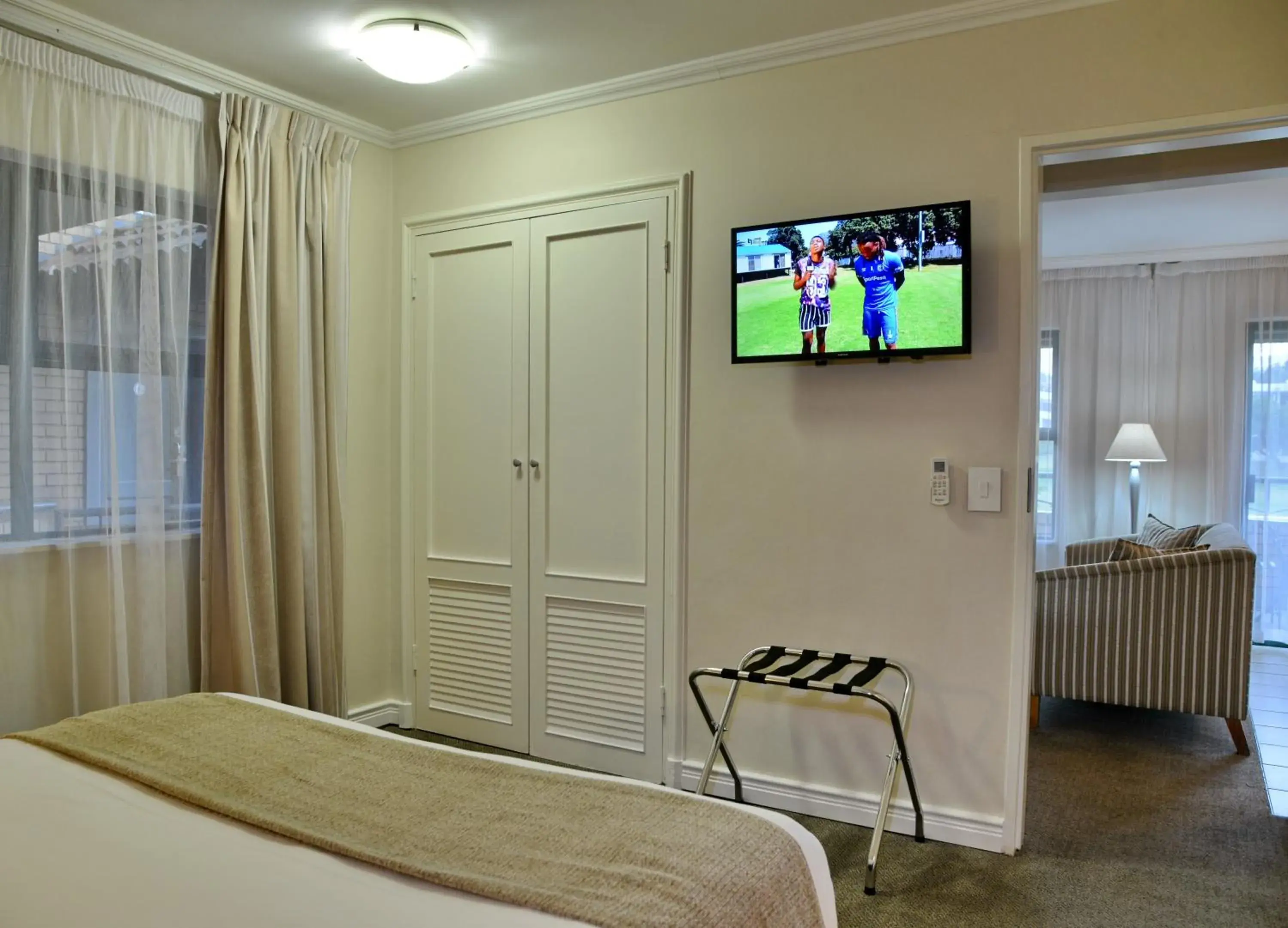 Bedroom, TV/Entertainment Center in City Lodge Hotel Eastgate