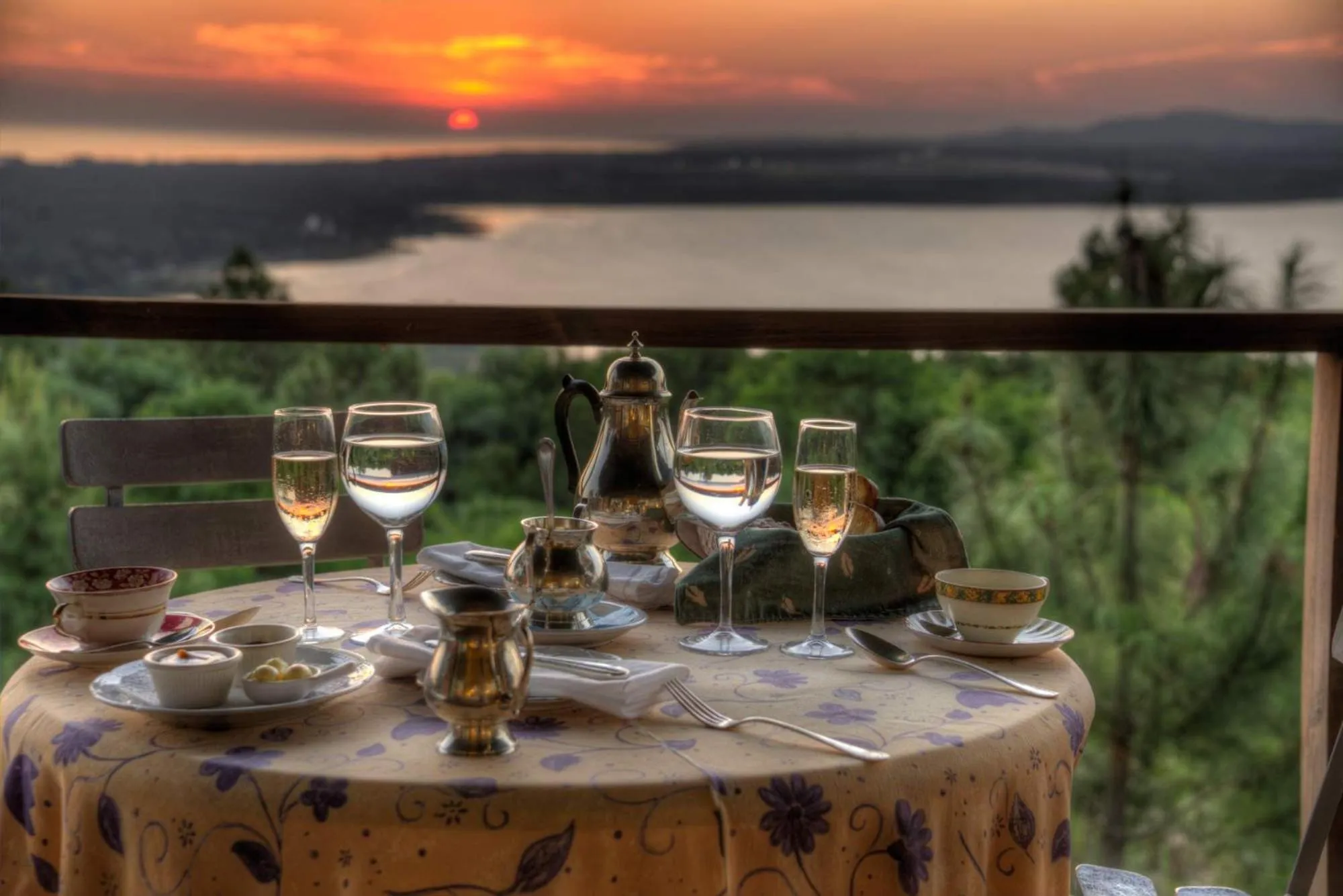 Restaurant/Places to Eat in Las Cumbres Hotel