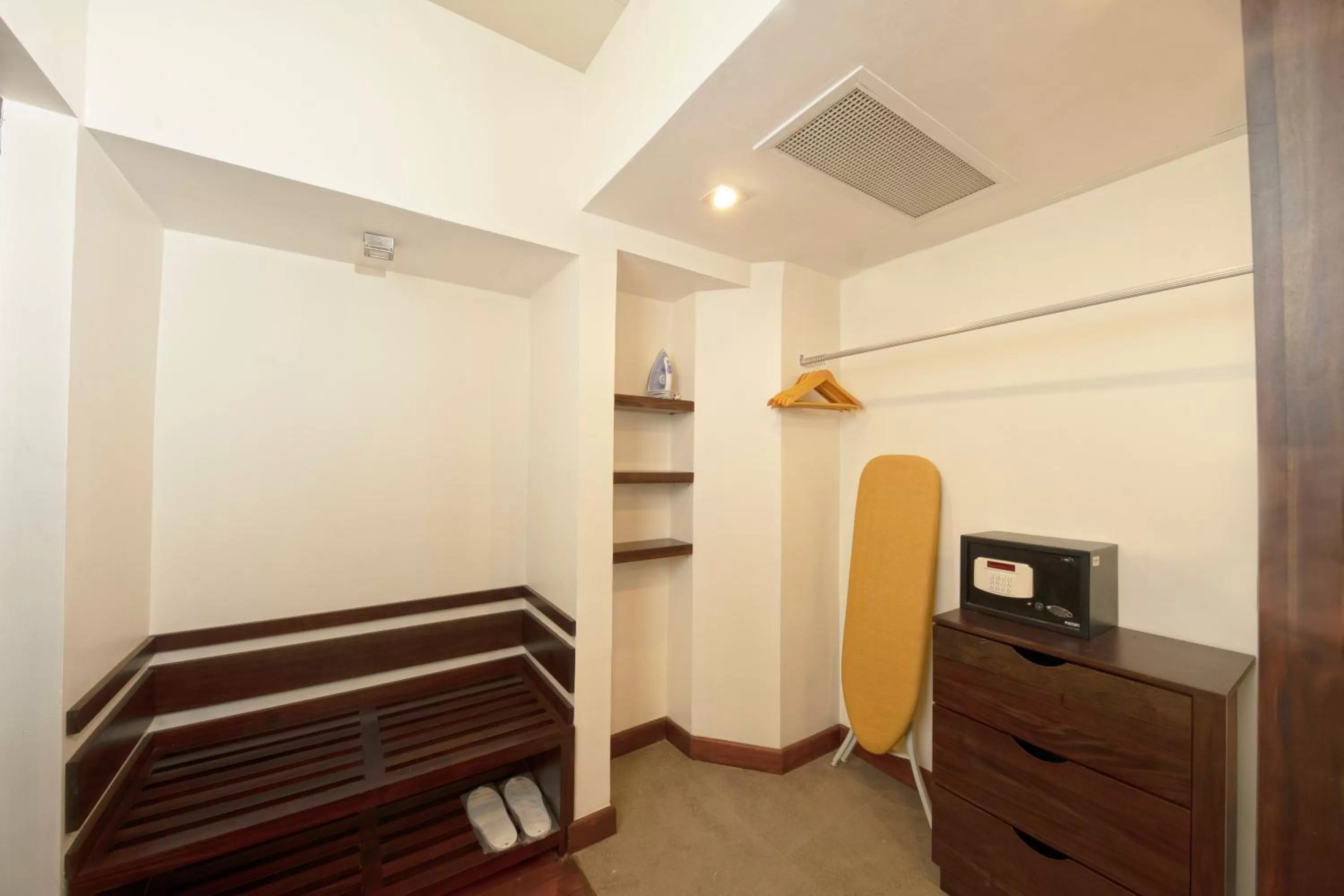 safe, Bed in Club Hotel Dolphin