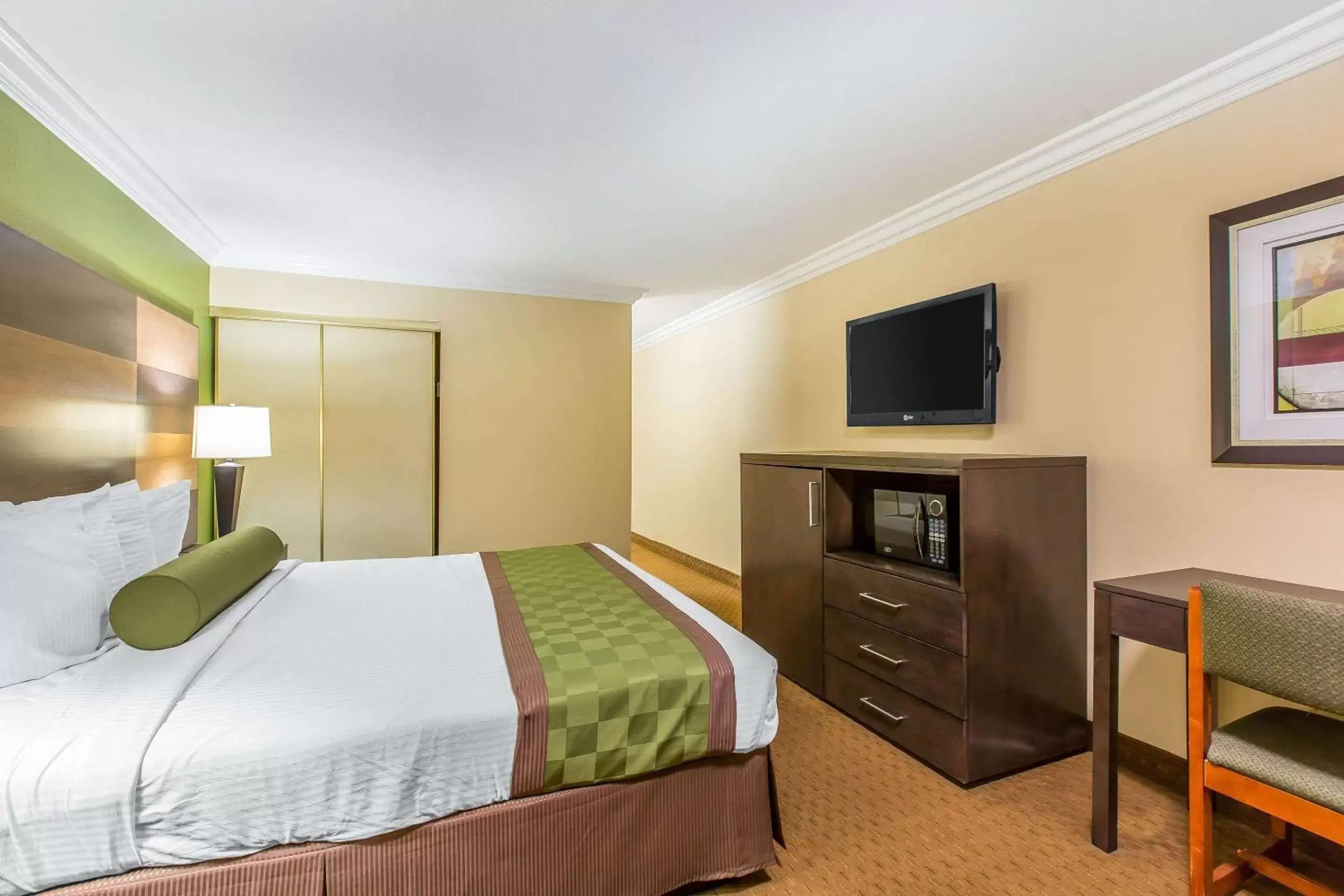 Photo of the whole room, Bed in Rodeway Inn & Suites Canyon Lake-Menifee West