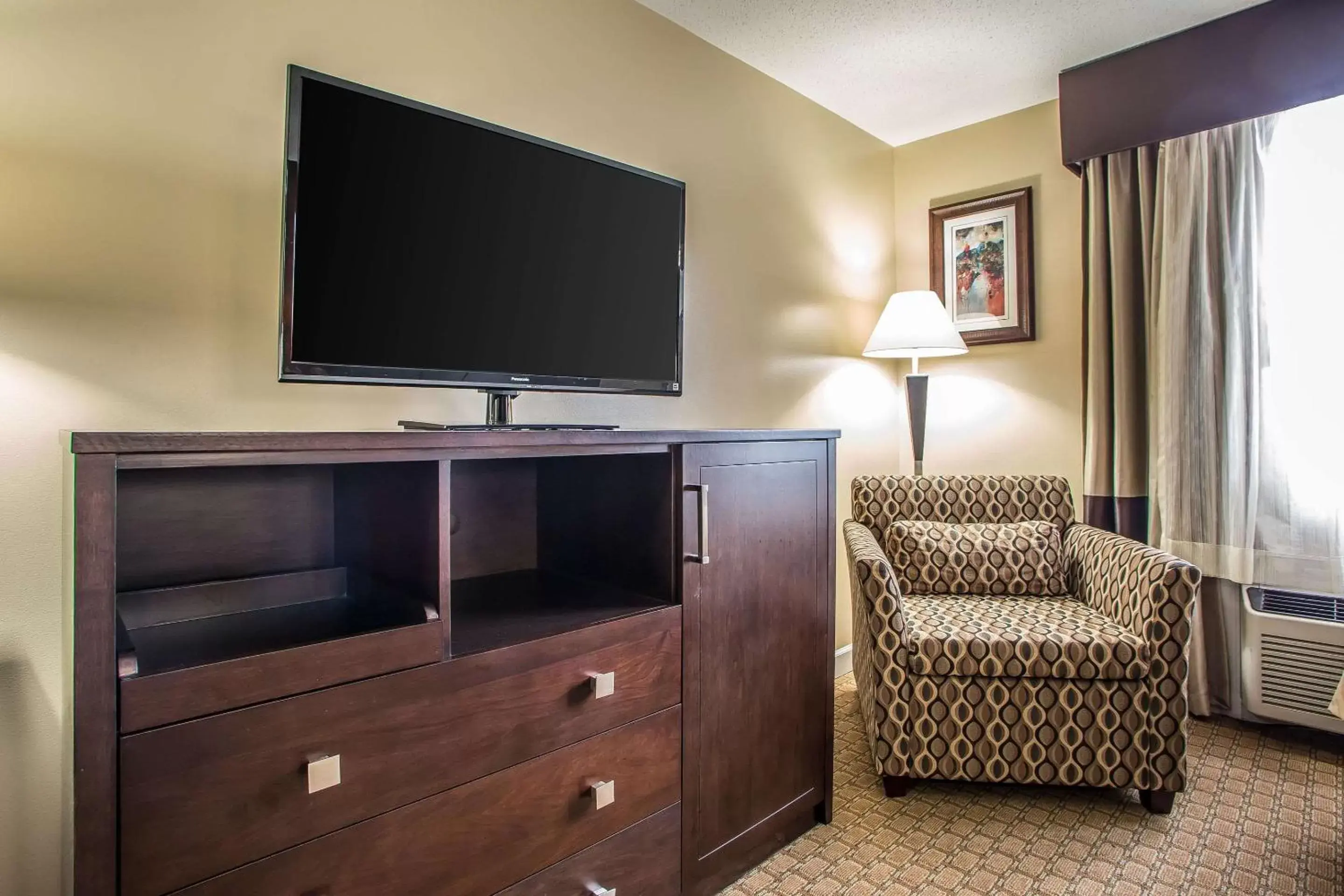 Photo of the whole room, TV/Entertainment Center in Quality Inn O'Hare Airport