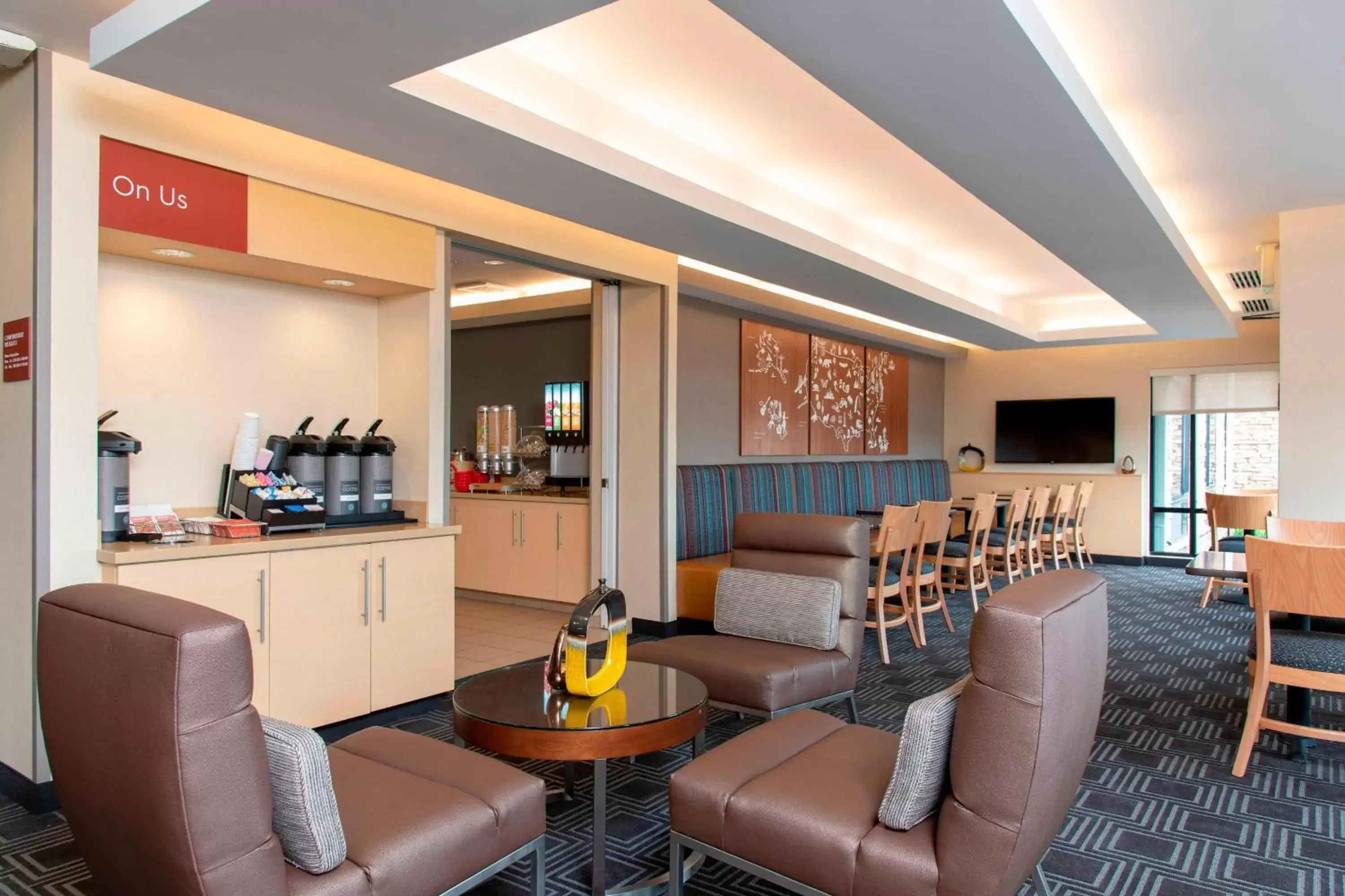 Breakfast, Seating Area in TownePlace Suites Fort Wayne North